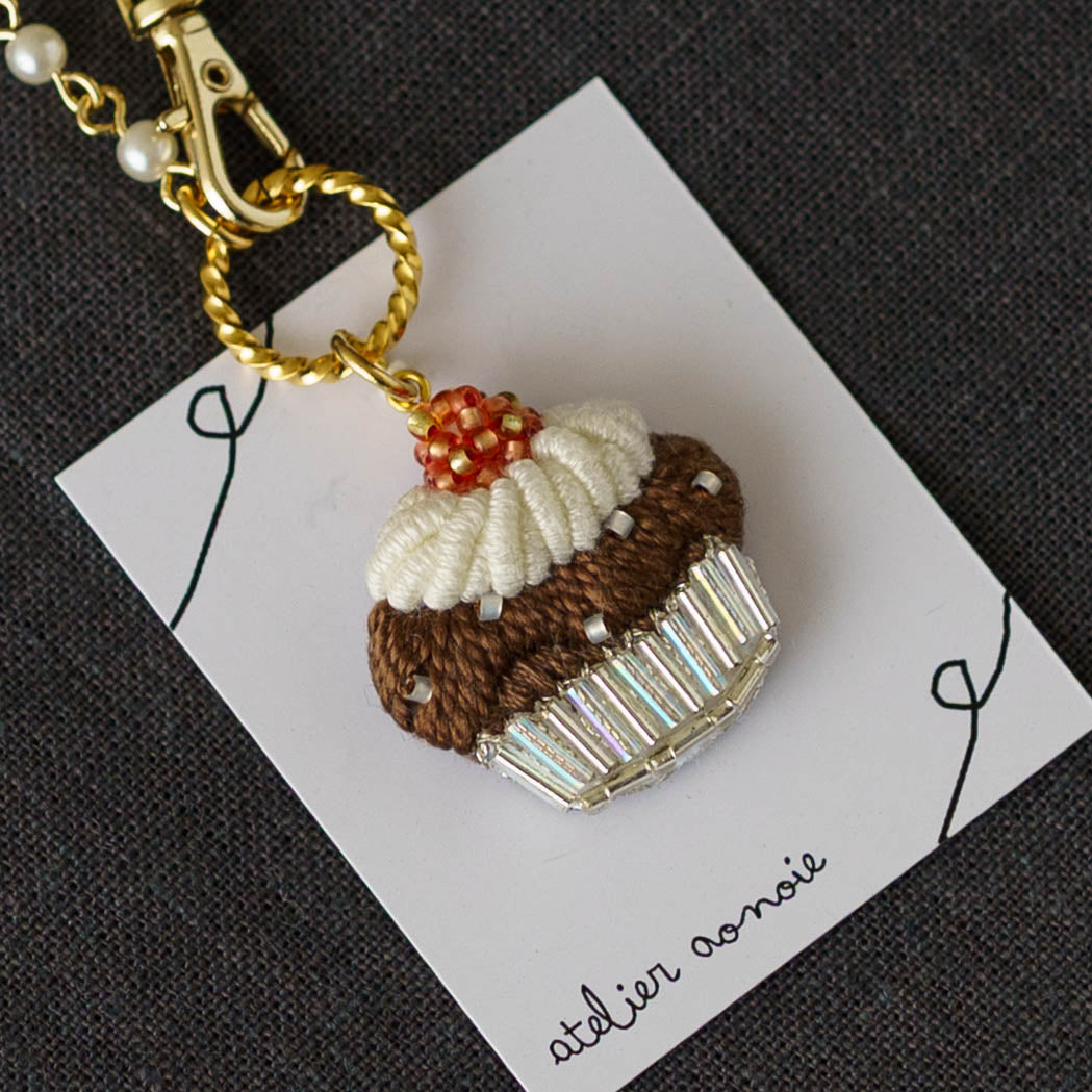刺繍バッグチャーム　チョコカップケーキ｜あおのいえ