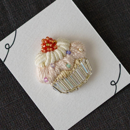 刺繍ブローチ　カラフルカップケーキ｜あおのいえ