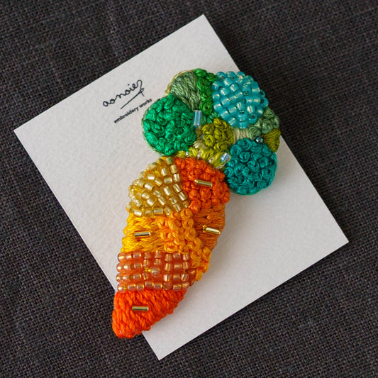 刺繍ブローチ　にんじん｜あおのいえ