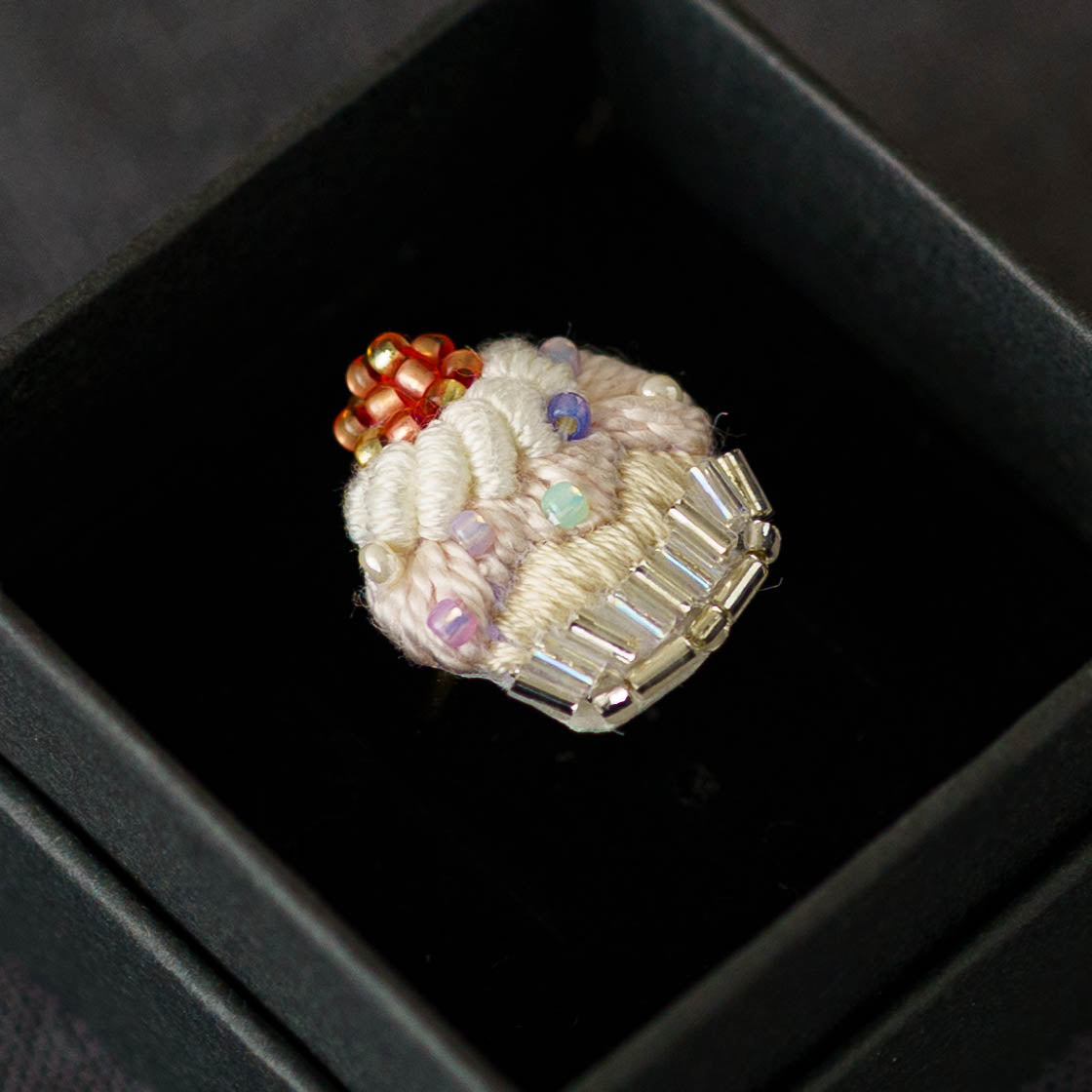刺繍リング　カラフルカップケーキ｜あおのいえ