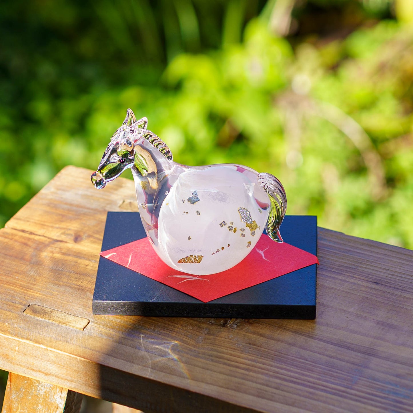 干支飾り　午　M　白毛（黒台付き）｜極楽寺がらす工房