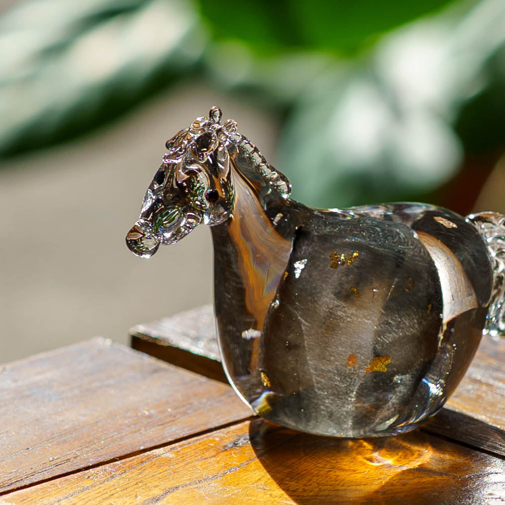 極楽寺がらす工房 干支飾り 午 S 炭毛 黒台付き｜和食器通販 四季折折