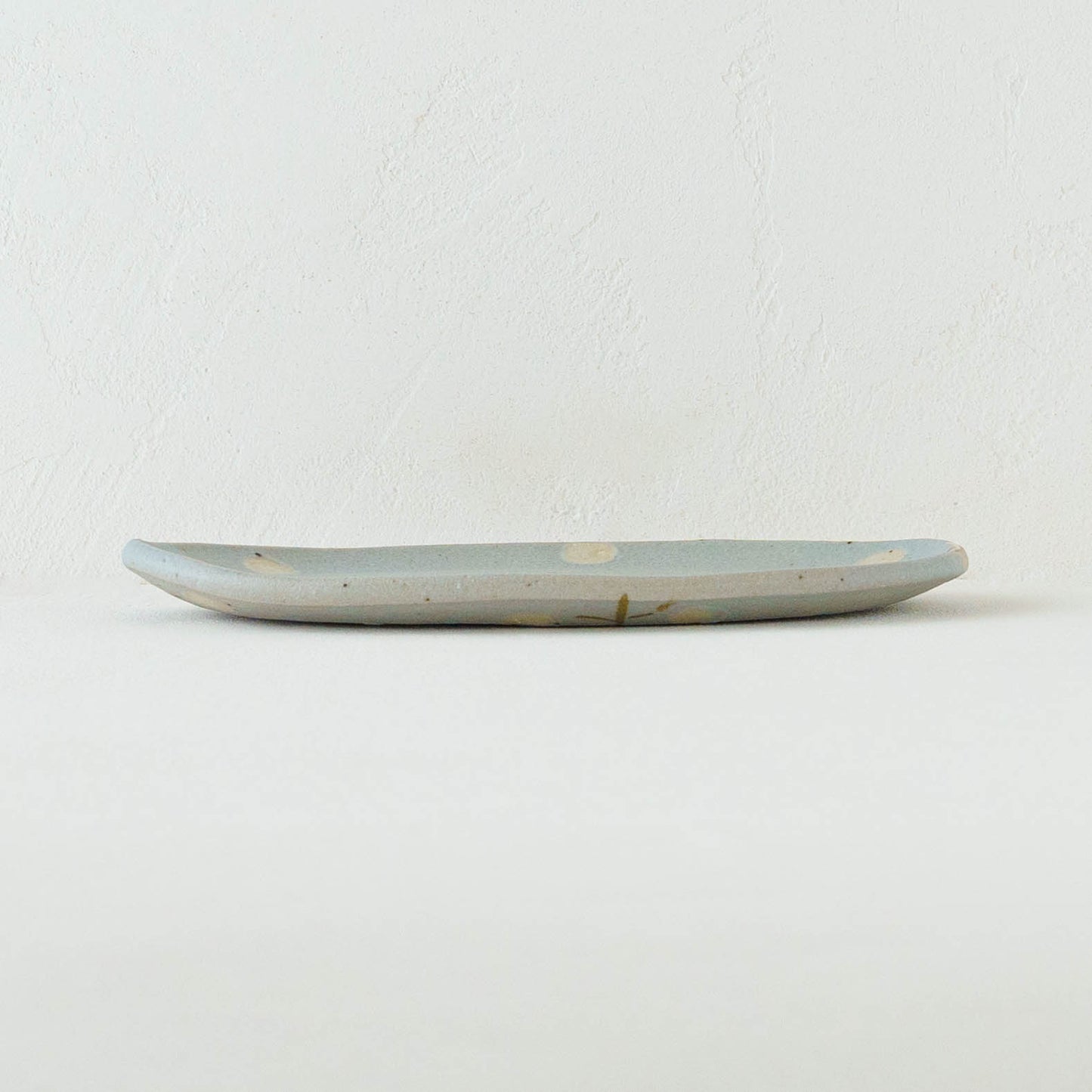 Oval plate with flowers light blue | Harada Haruko