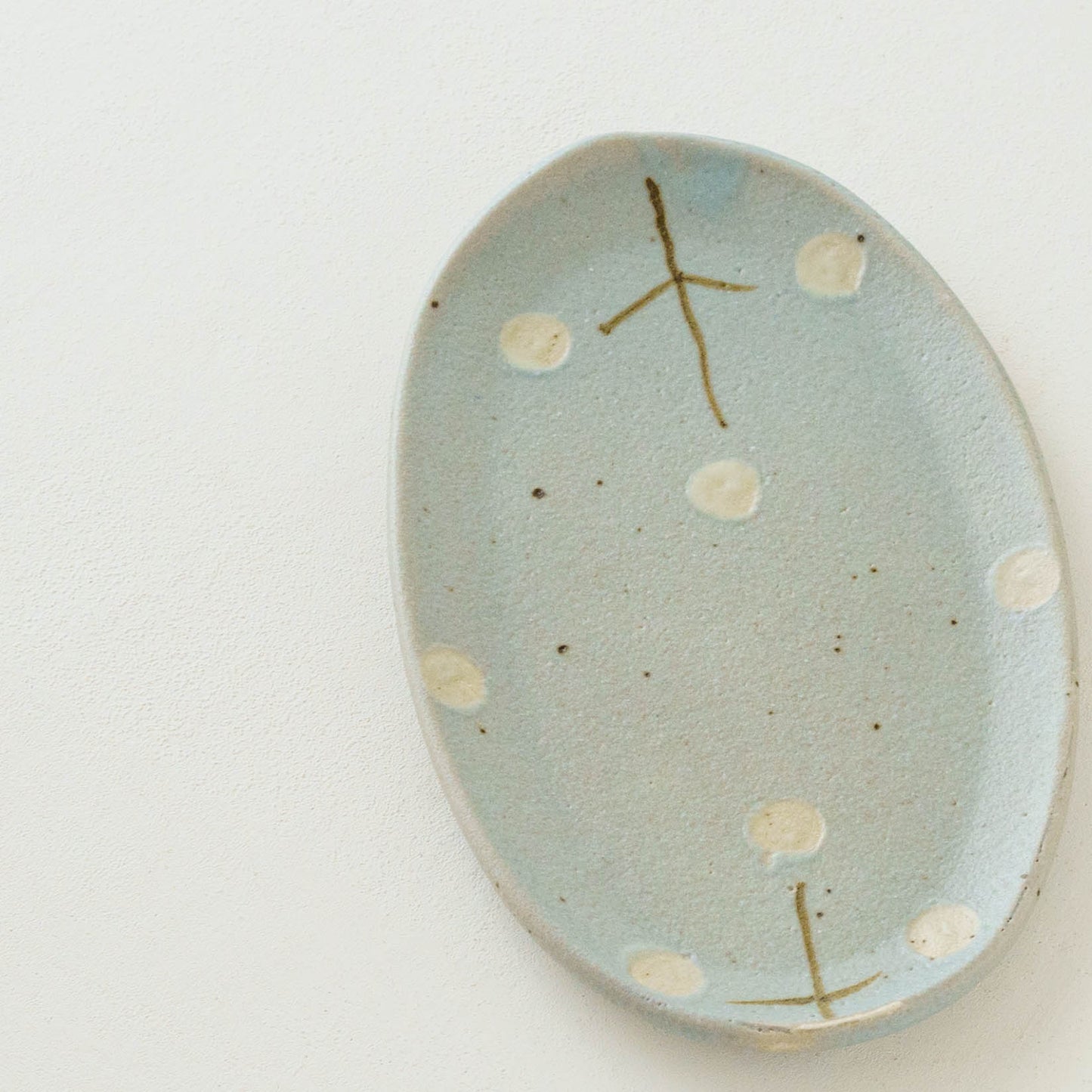 Oval plate with flowers light blue | Harada Haruko