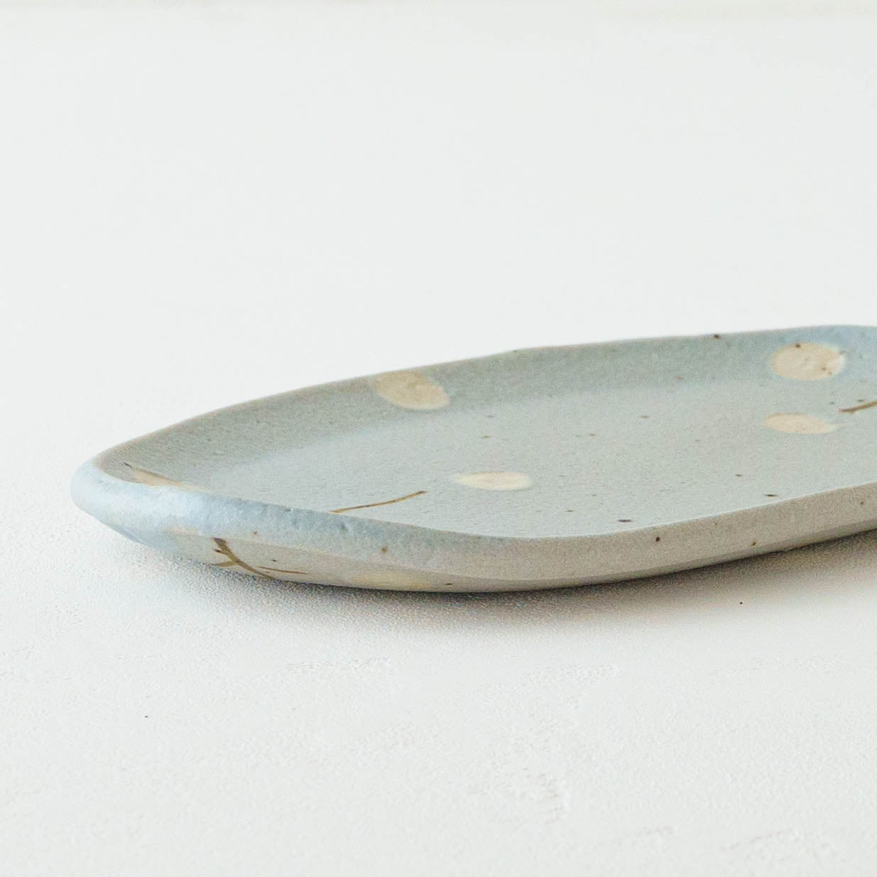 Oval plate with flowers light blue | Harada Haruko