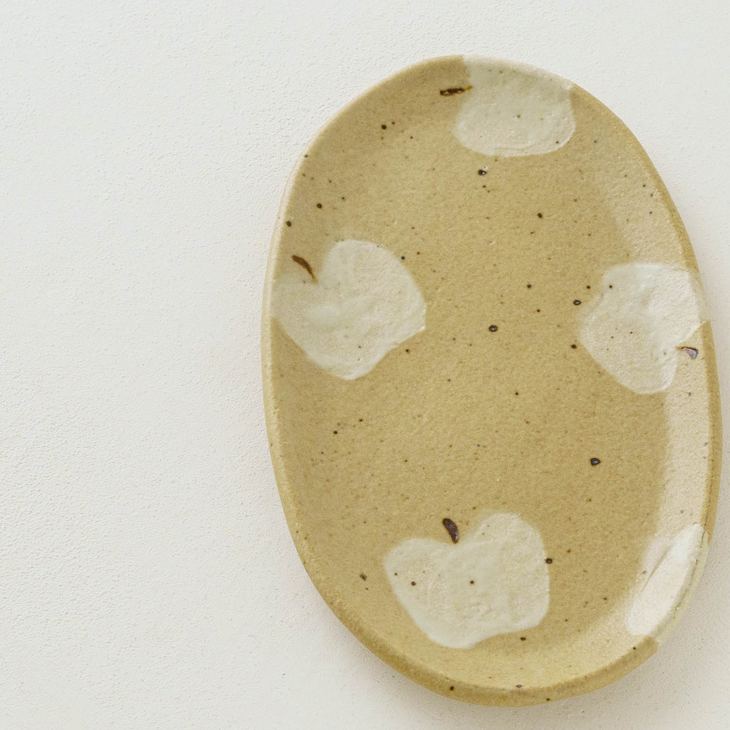 楕円板皿　りんご　ライトブラウン｜原田晴子