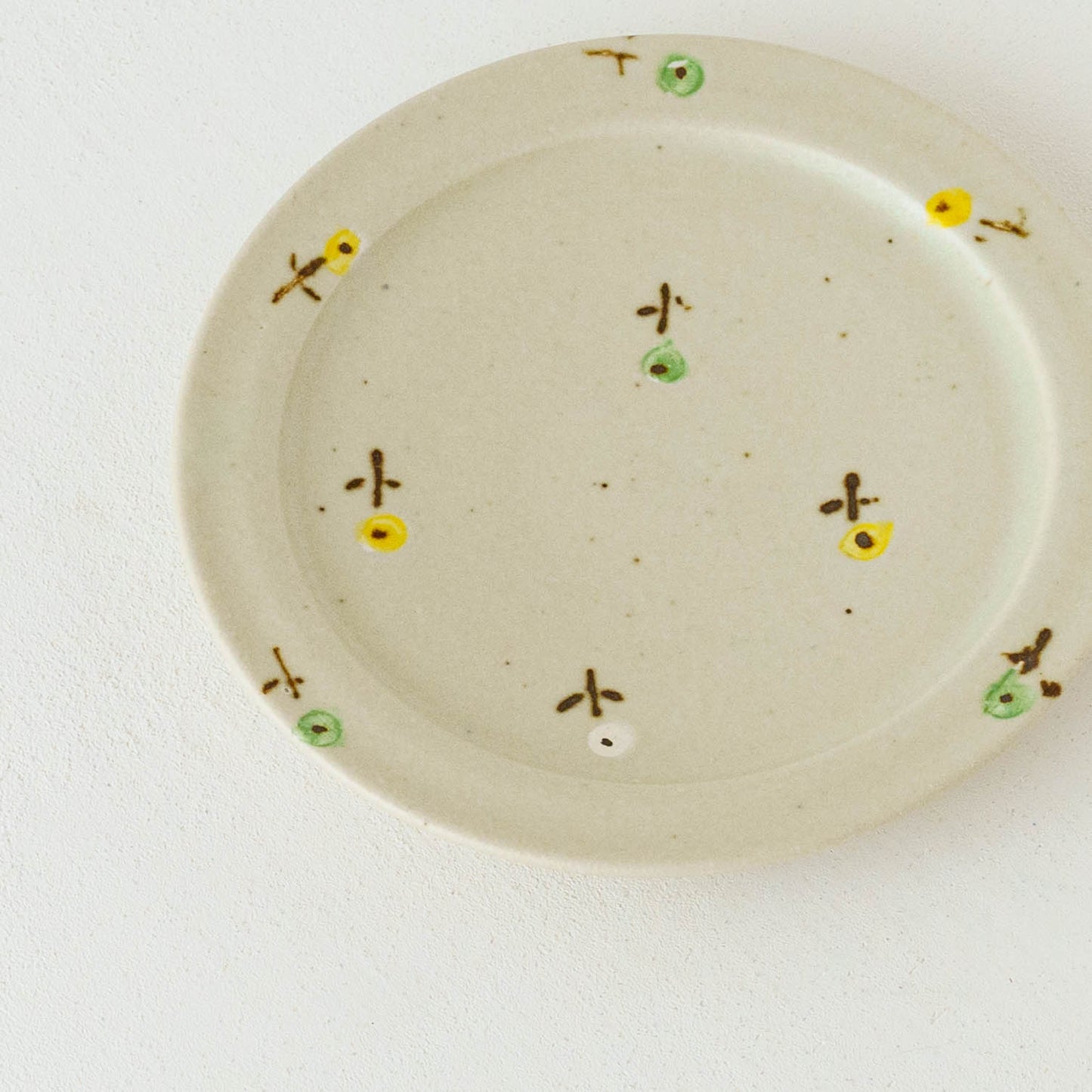6寸リムプレート　お花　オフホワイト（グリーン x イエロー）｜原田晴子