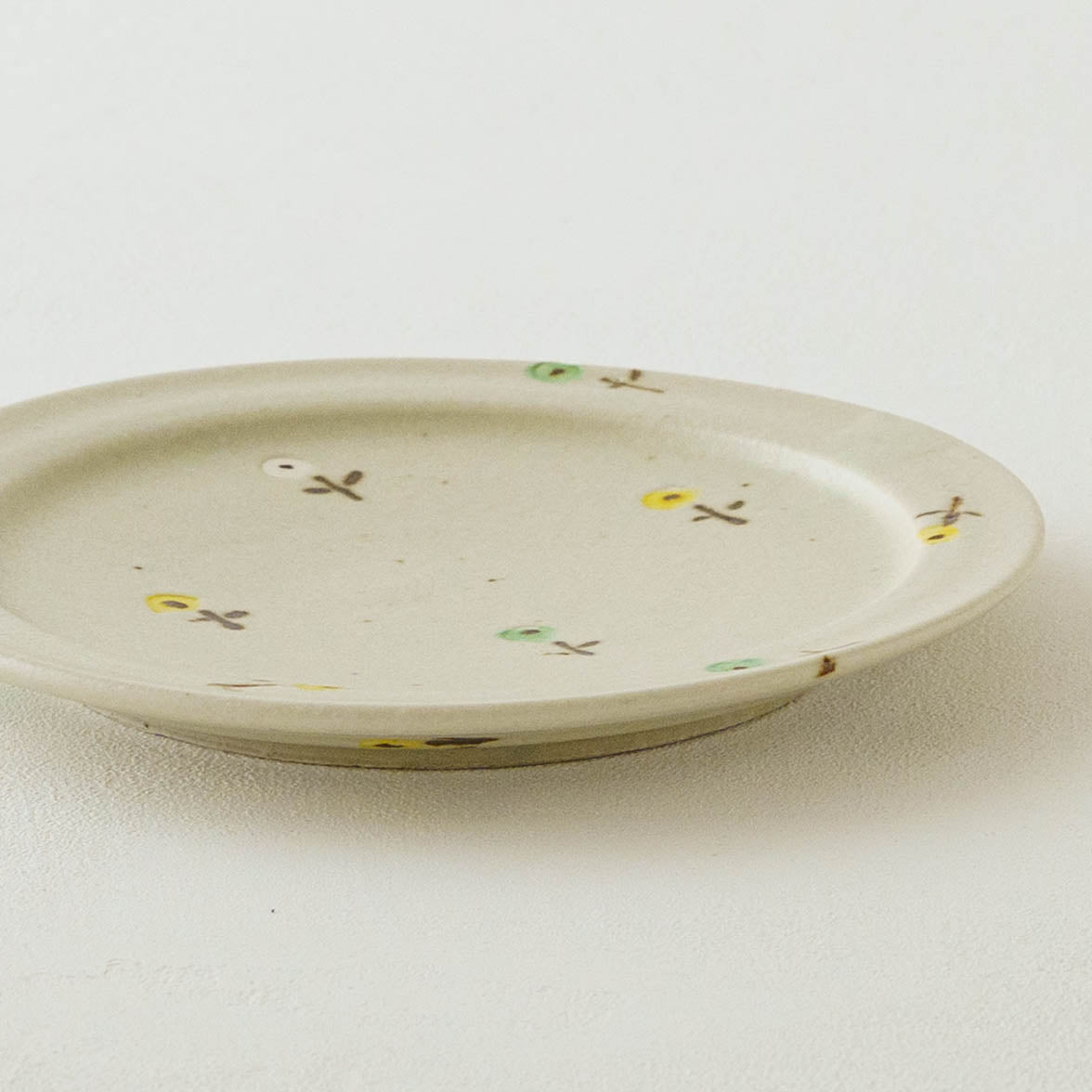 6寸リムプレート　お花　オフホワイト（グリーン x イエロー）｜原田晴子