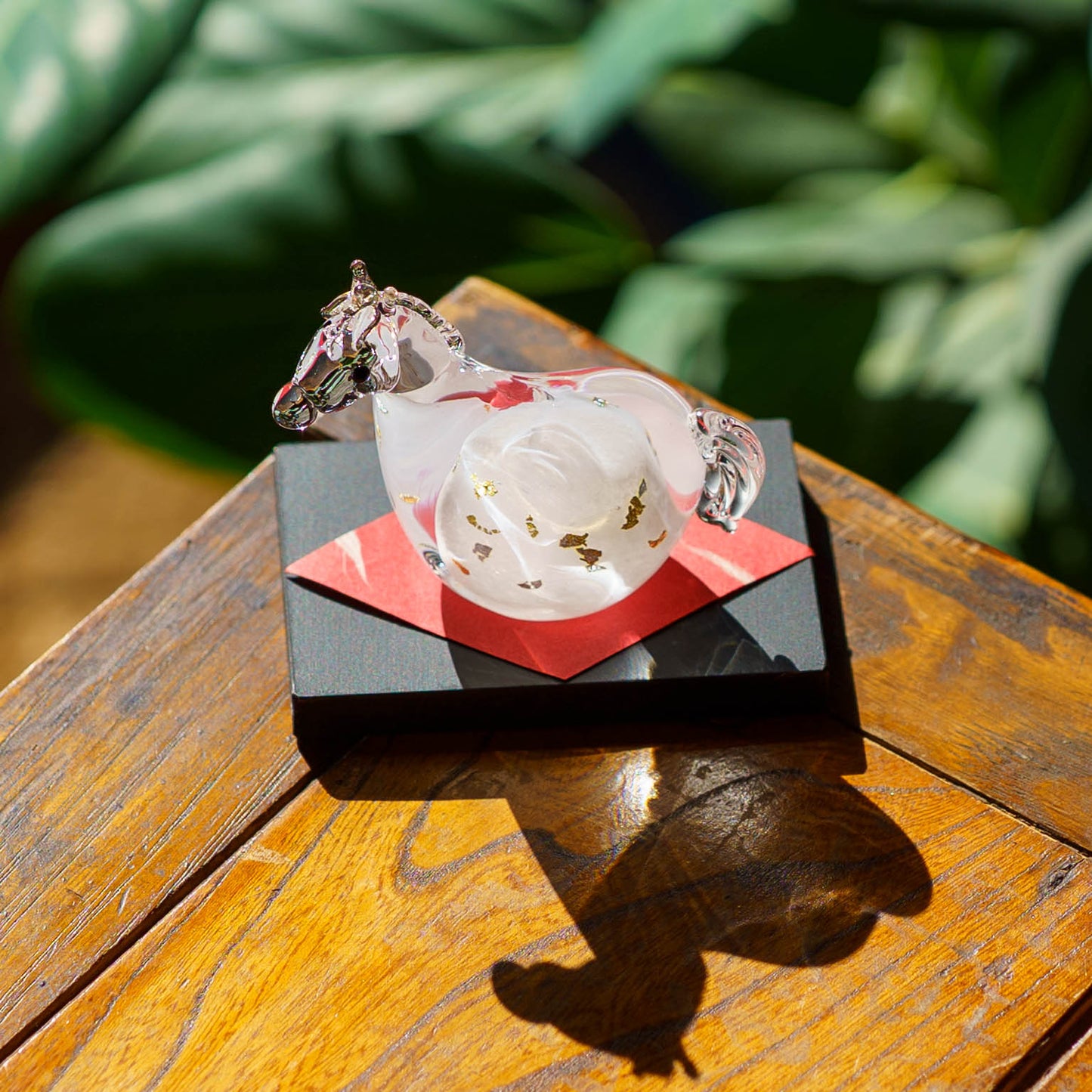 干支飾り　午　S　白毛（黒台付き）｜極楽寺がらす工房