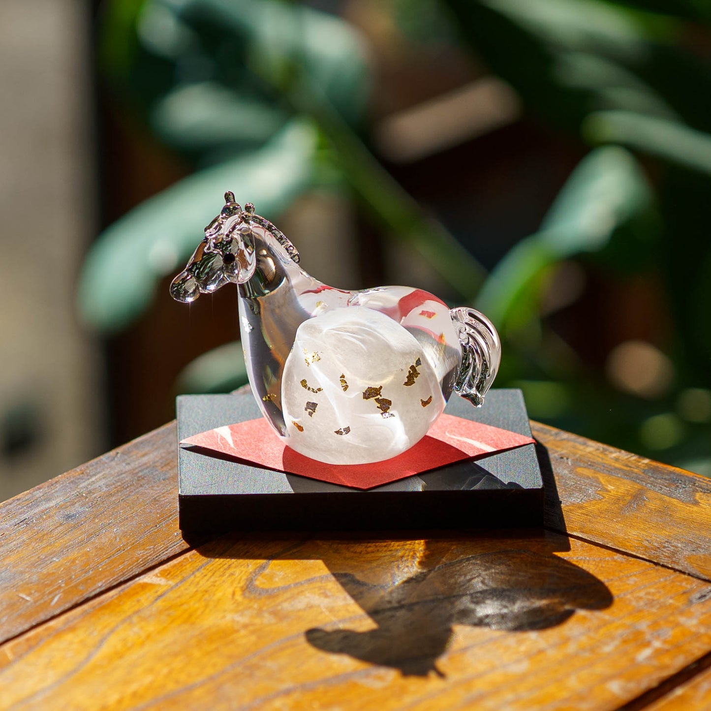 干支飾り　午　S　白毛（黒台付き）｜極楽寺がらす工房