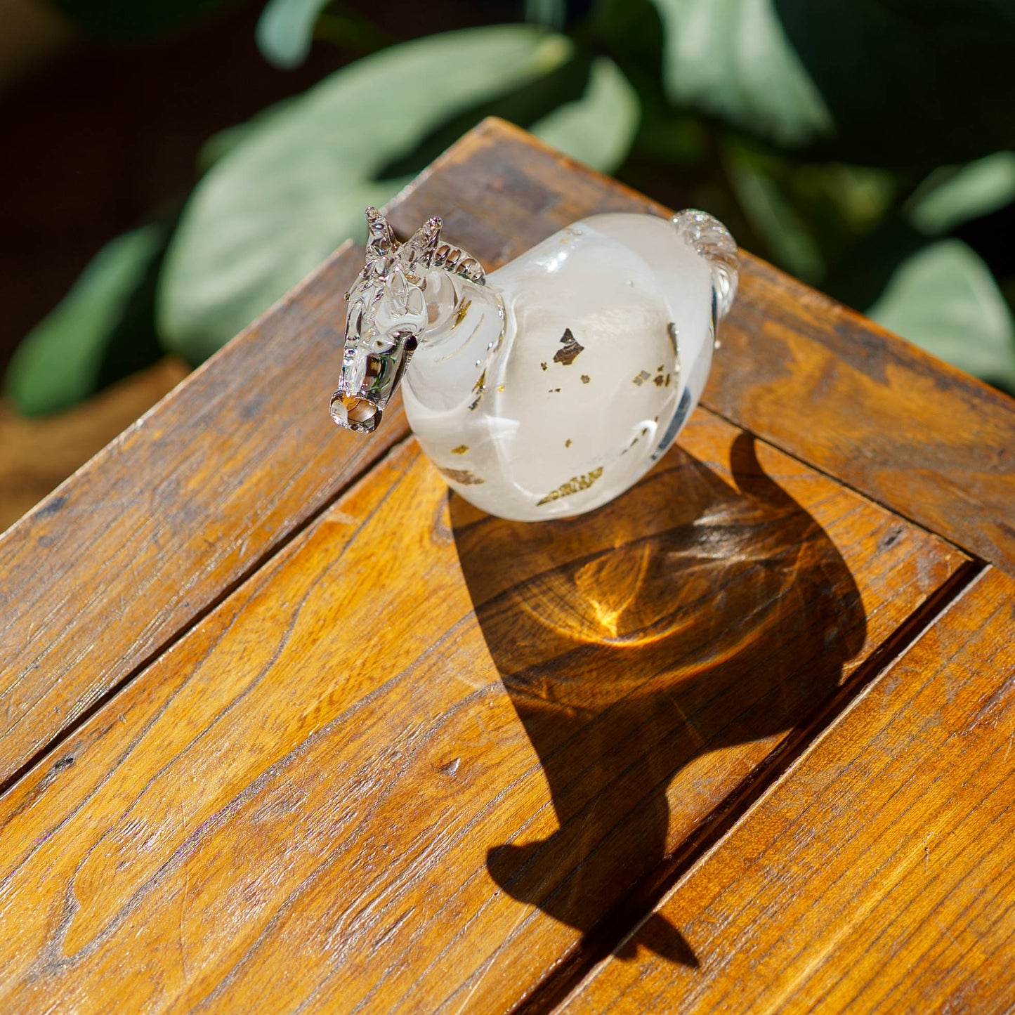 干支飾り　午　M　白毛（黒台付き）｜極楽寺がらす工房