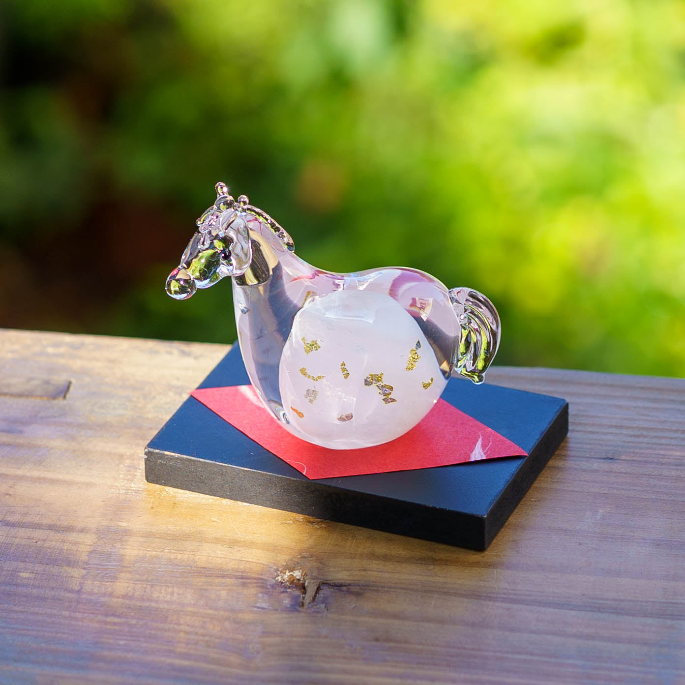 干支飾り　午　S　白毛（黒台付き）｜極楽寺がらす工房