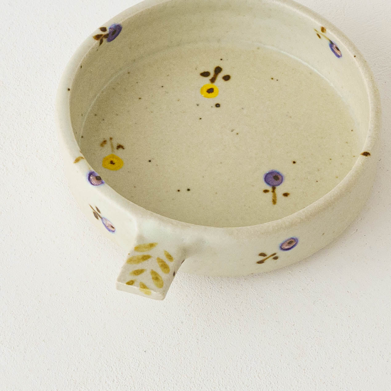 Dip Dish　中　お花　オフホワイト（イエロー x パープル）｜原田晴子