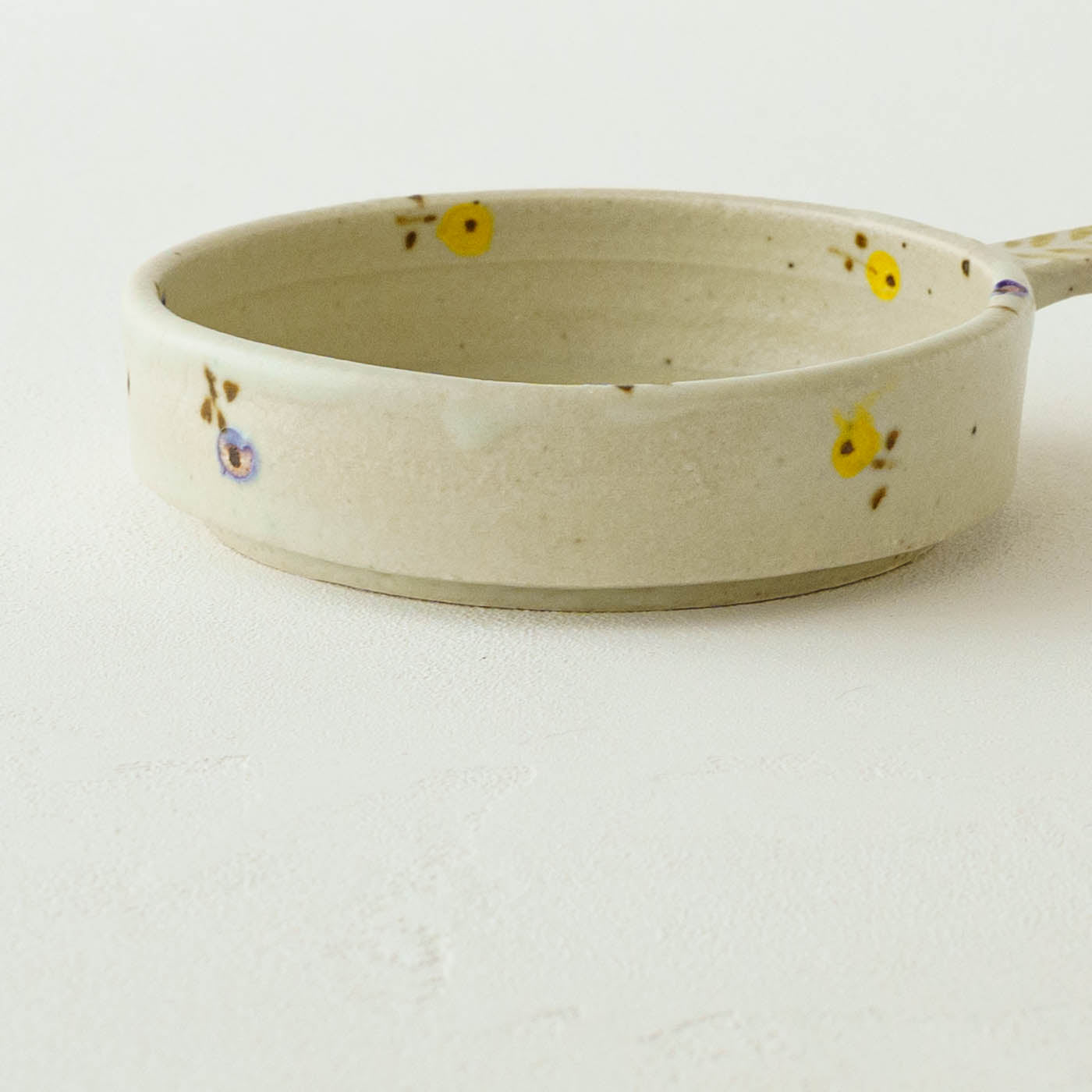 Dip Dish　中　お花　オフホワイト（イエロー x パープル）｜原田晴子