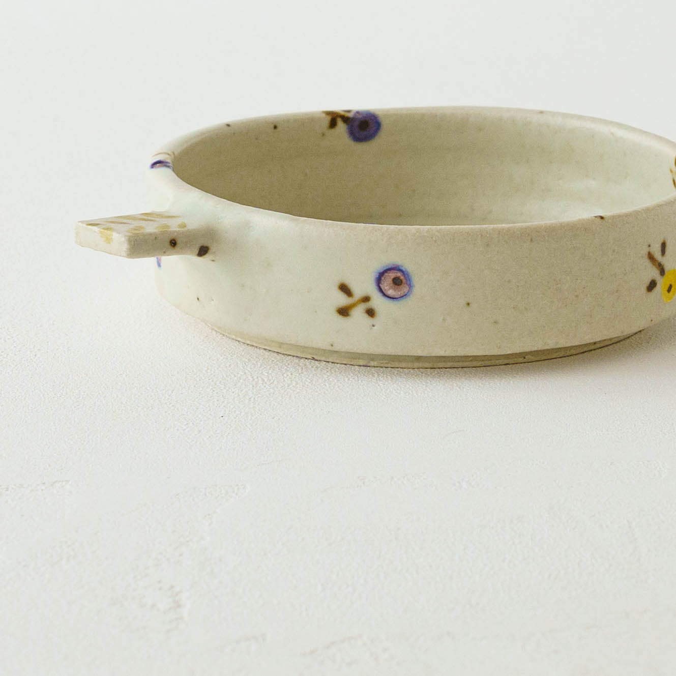 Dip Dish　中　お花　オフホワイト（イエロー x パープル）｜原田晴子