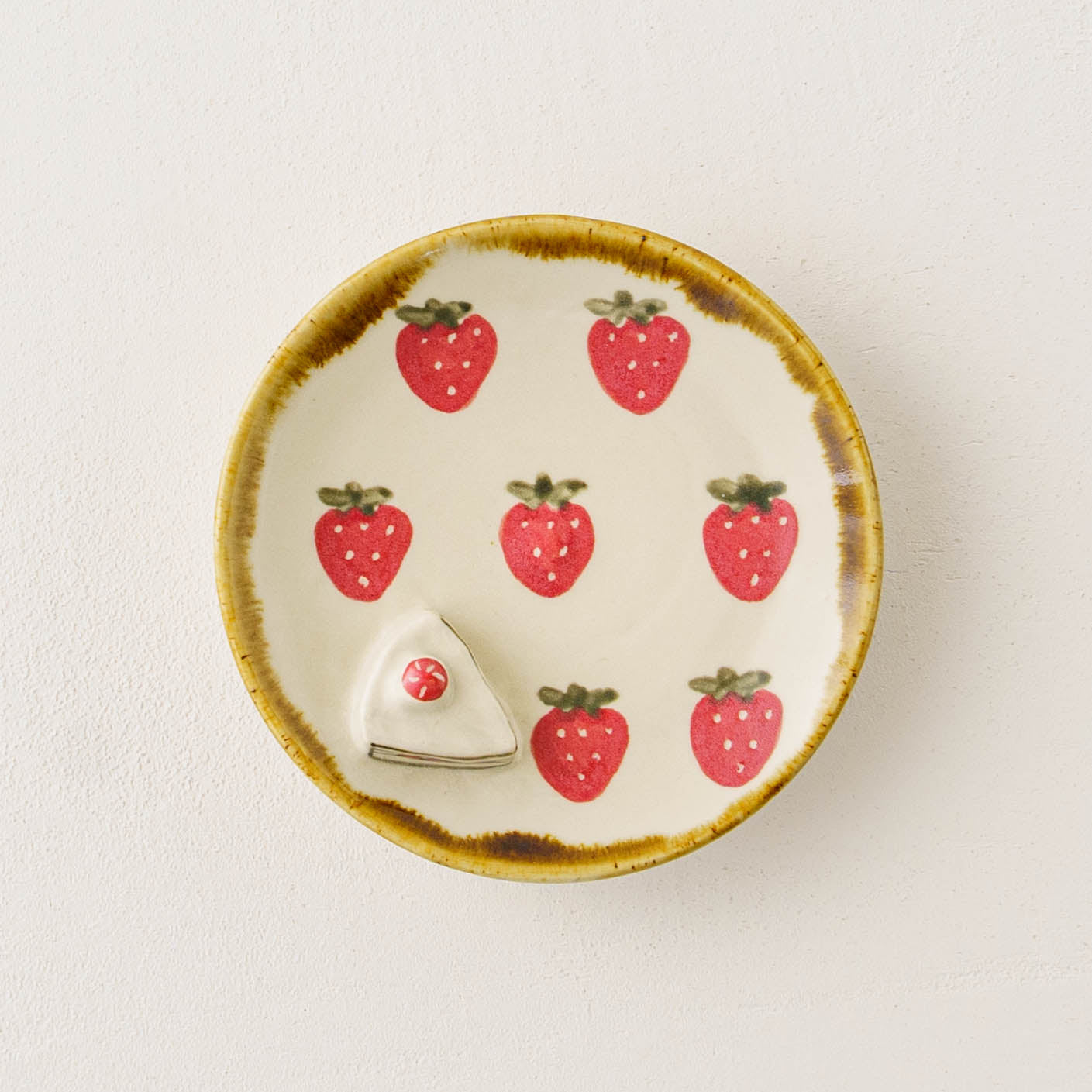 Strawberry round plate｜Kei Kajita