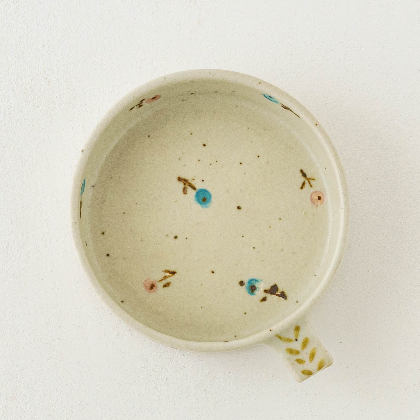 Dip Dish　中　お花　オフホワイト（ピンク x ライトブルー）｜原田晴子