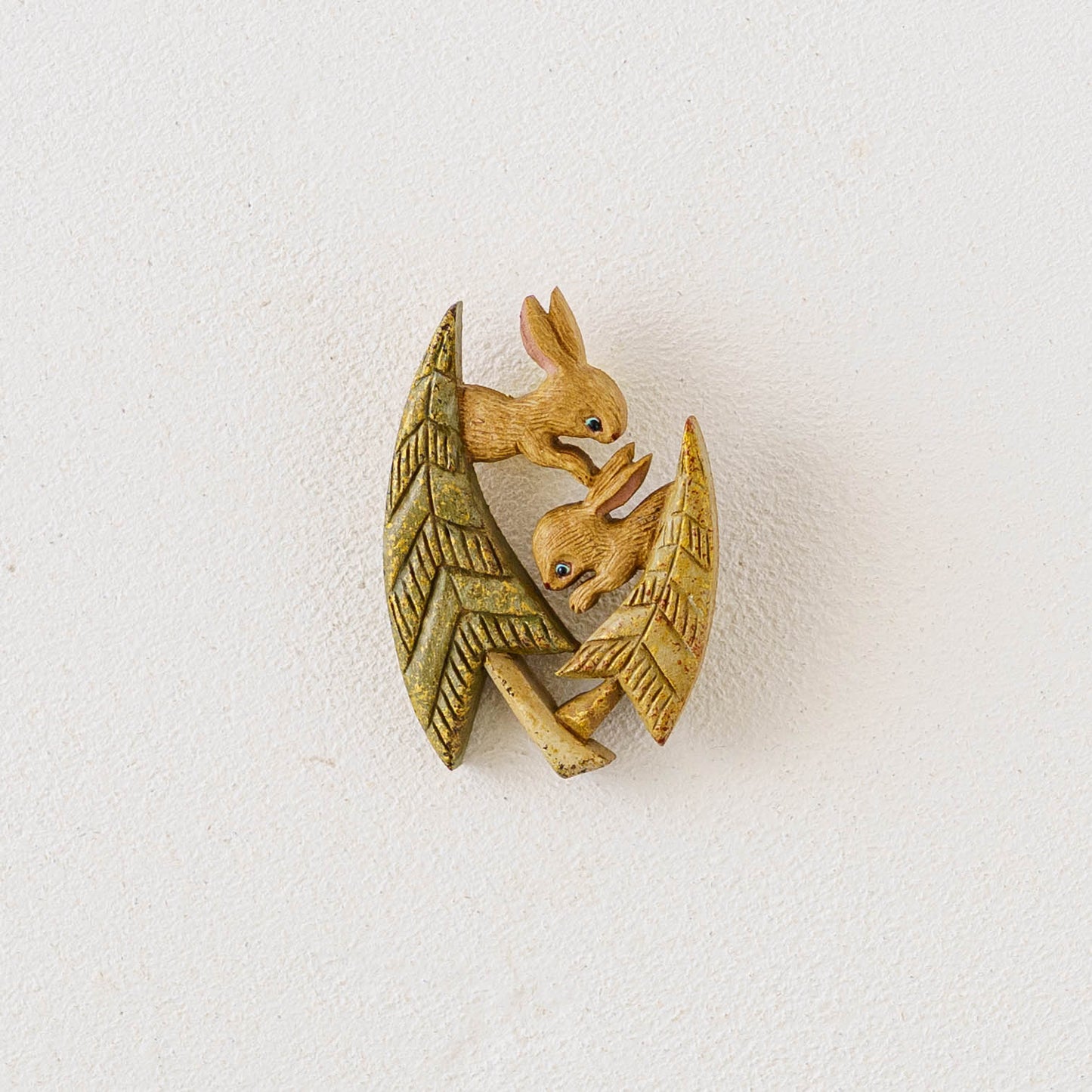 冬の森のうさぎブローチ｜arica