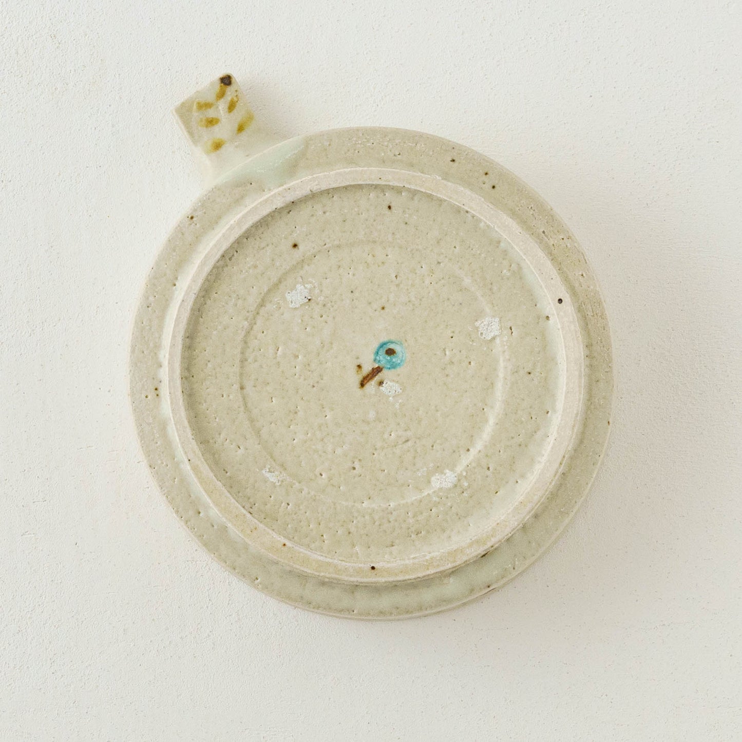 Dip Dish　中　お花　オフホワイト（ピンク x ライトブルー）｜原田晴子