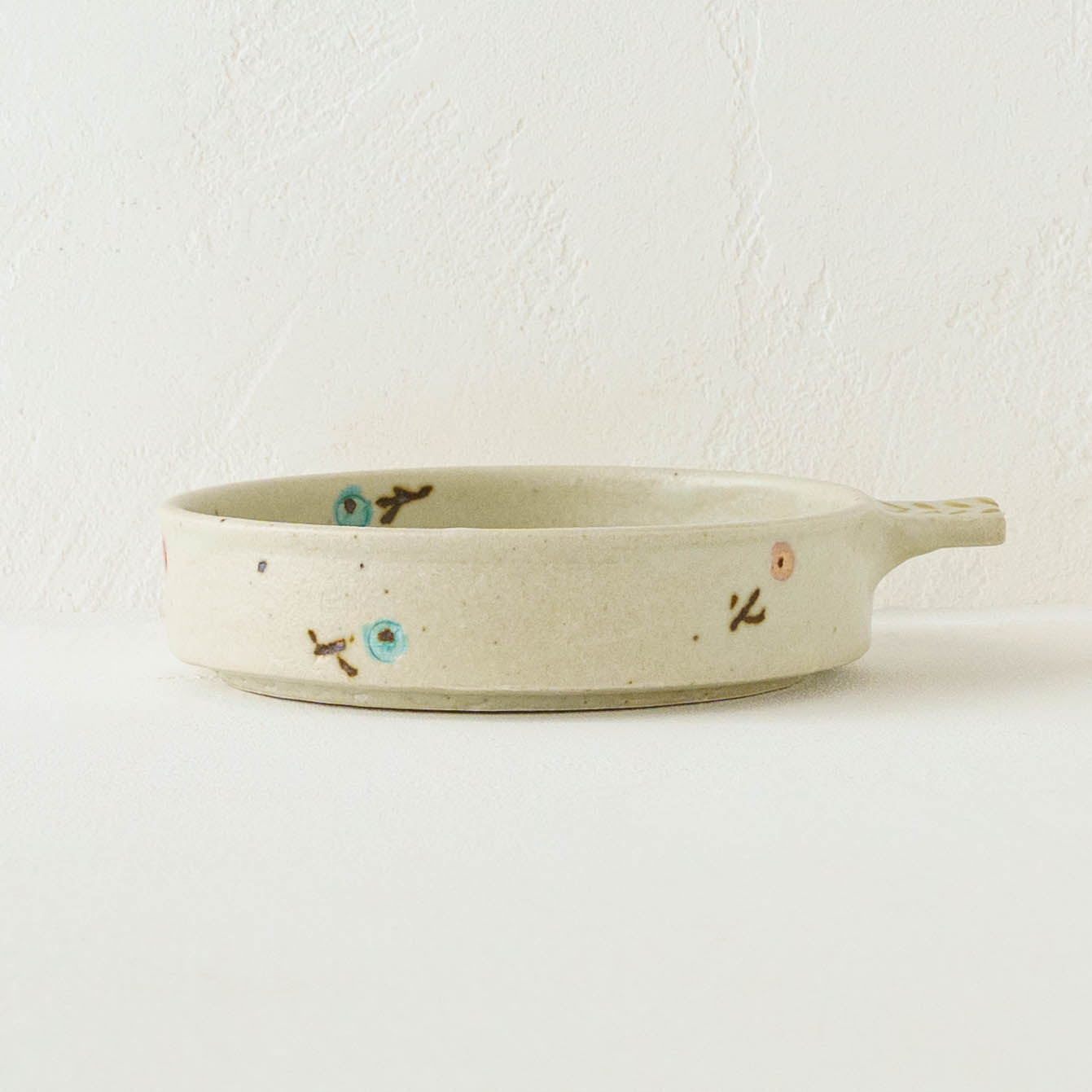 Dip Dish　中　お花　オフホワイト（ピンク x ライトブルー）｜原田晴子