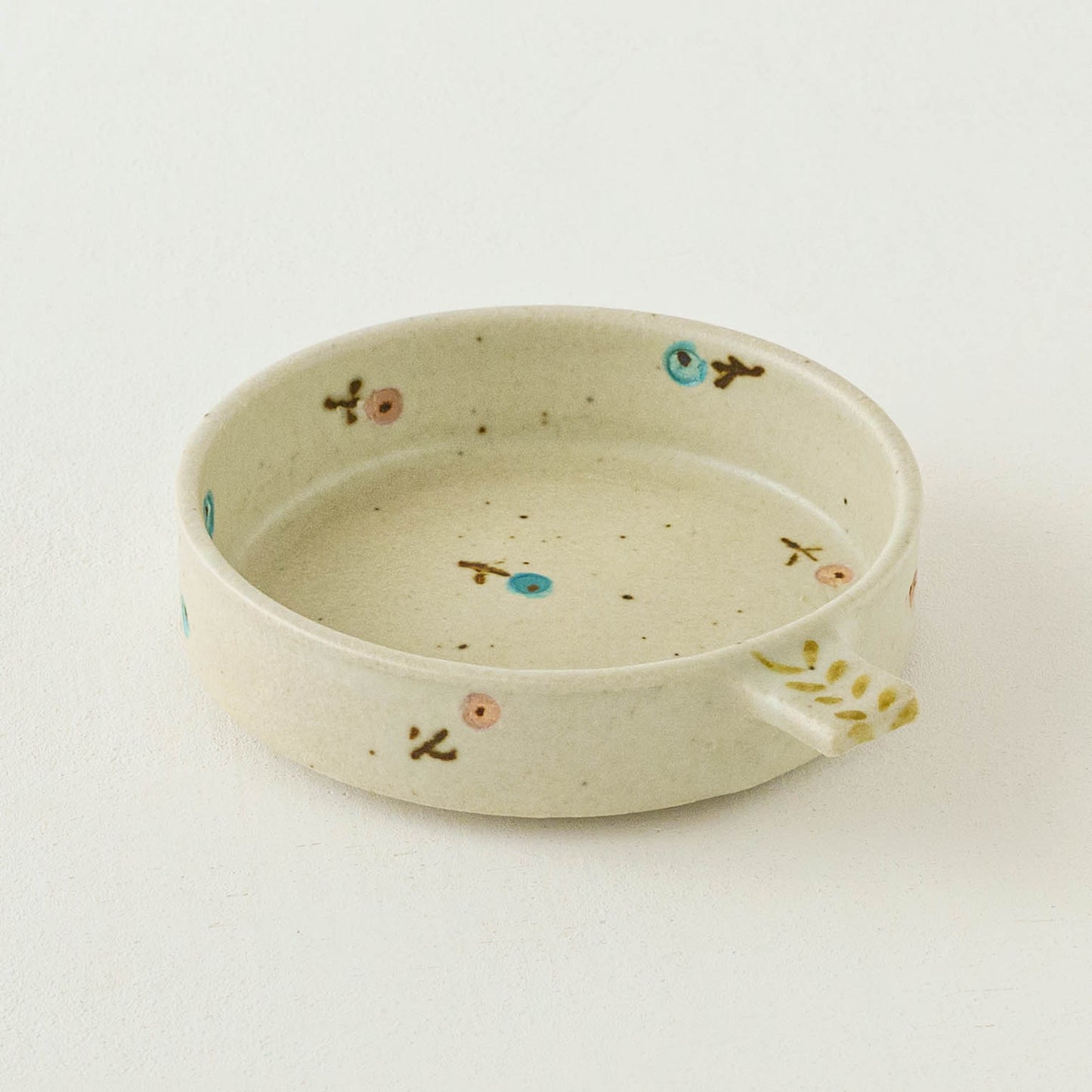 Dip Dish　中　お花　オフホワイト（ピンク x ライトブルー）｜原田晴子