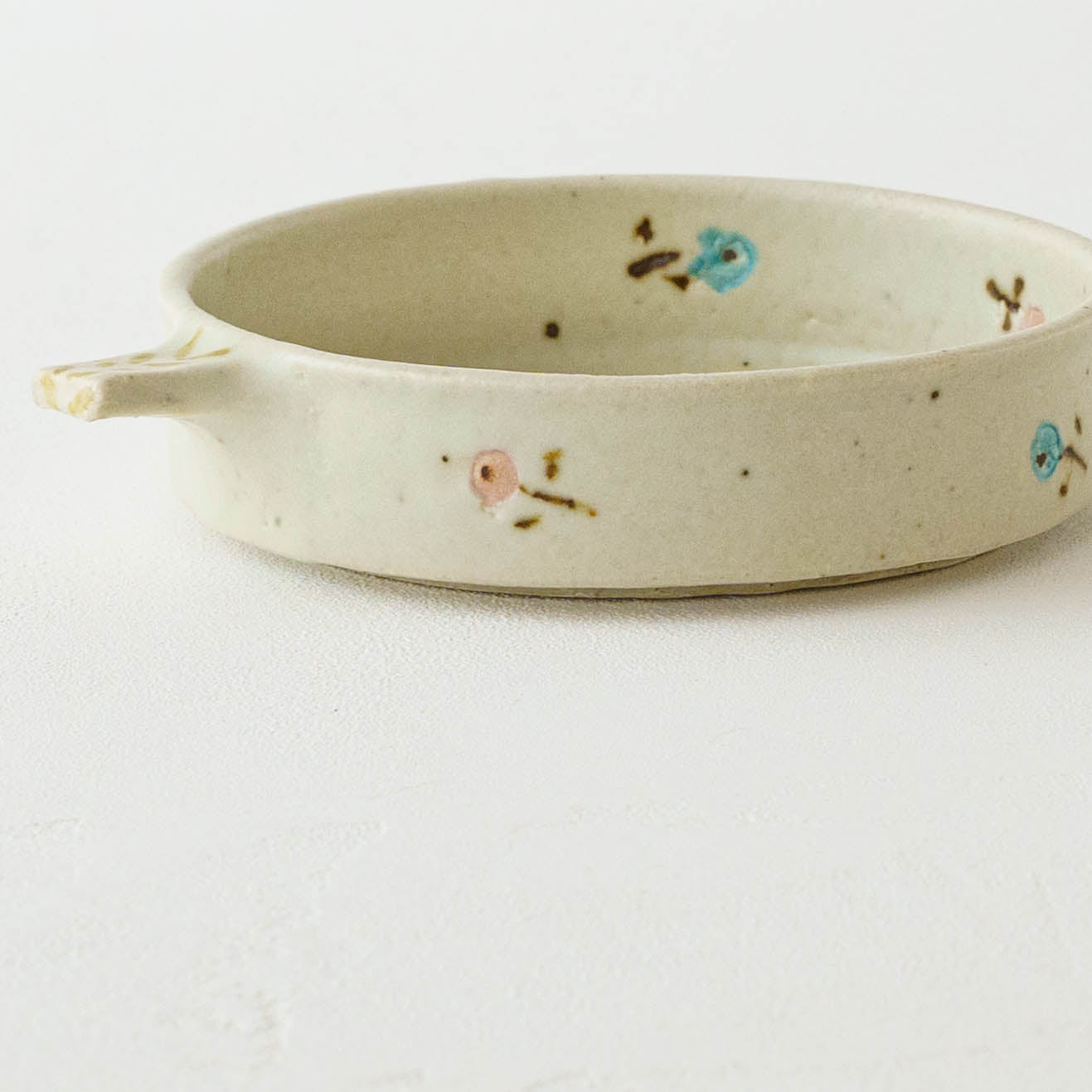 Dip Dish　中　お花　オフホワイト（ピンク x ライトブルー）｜原田晴子