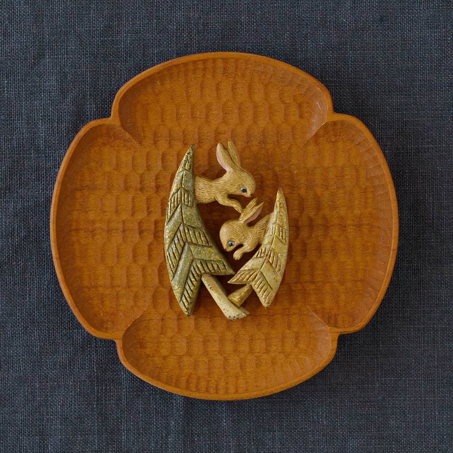 冬の森のうさぎブローチ｜arica