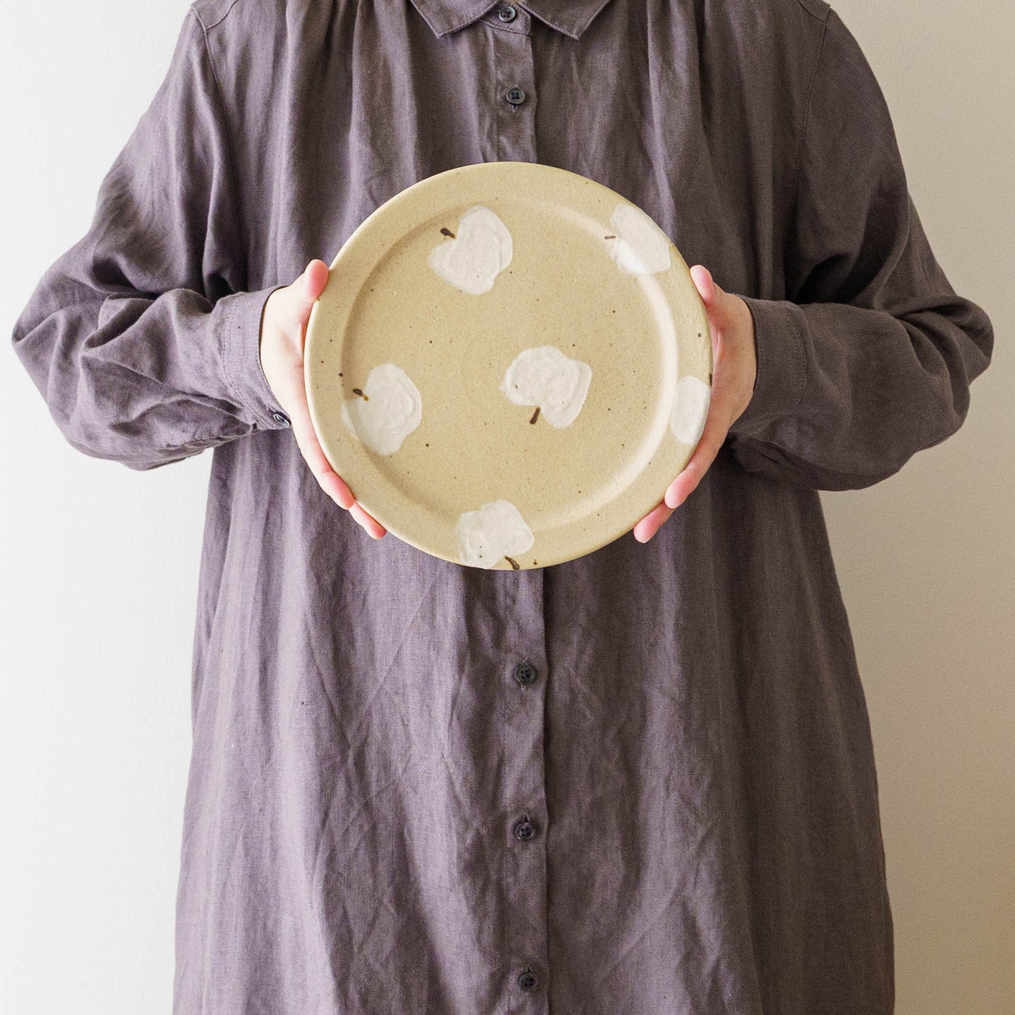 7寸リムプレート　りんご　ライトブラウン｜原田晴子