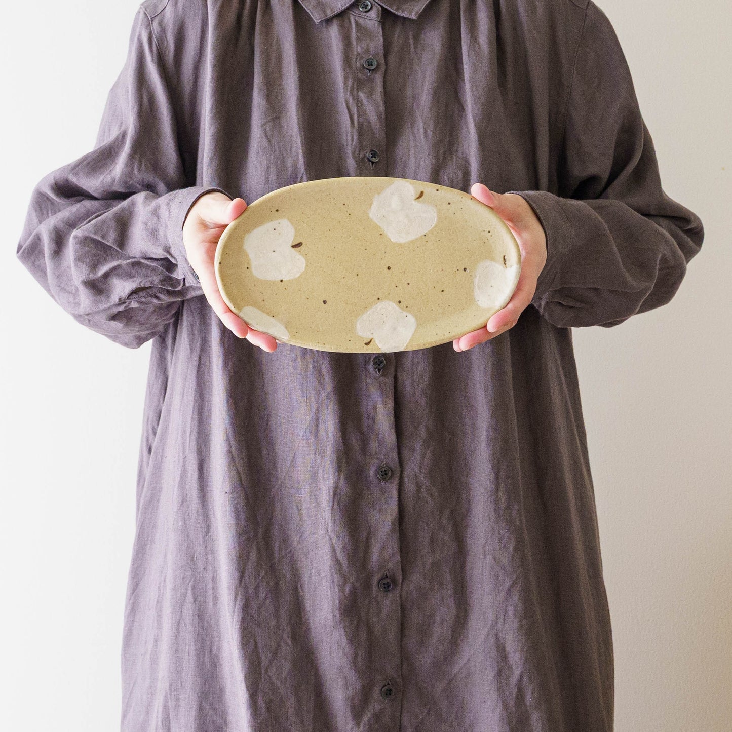 楕円板皿　りんご　ライトブラウン｜原田晴子