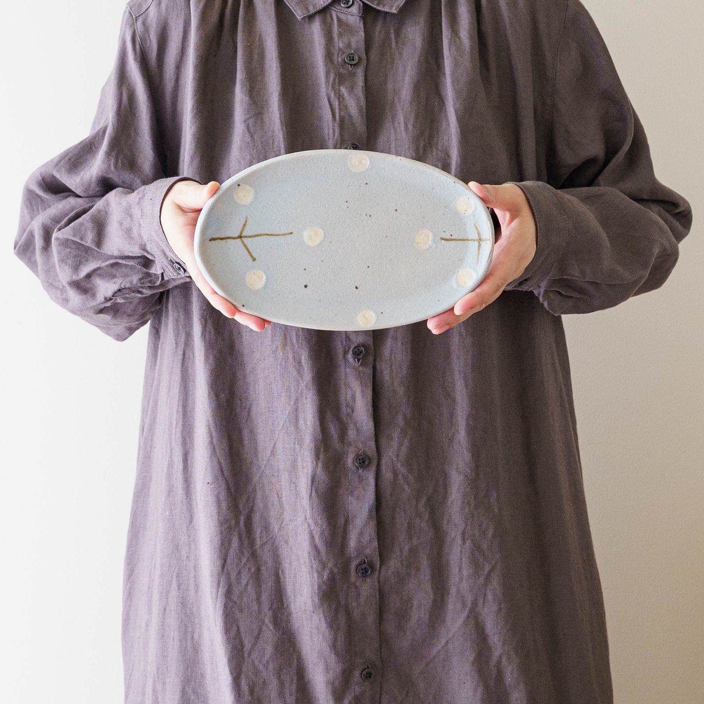 Oval plate with flowers light blue | Harada Haruko