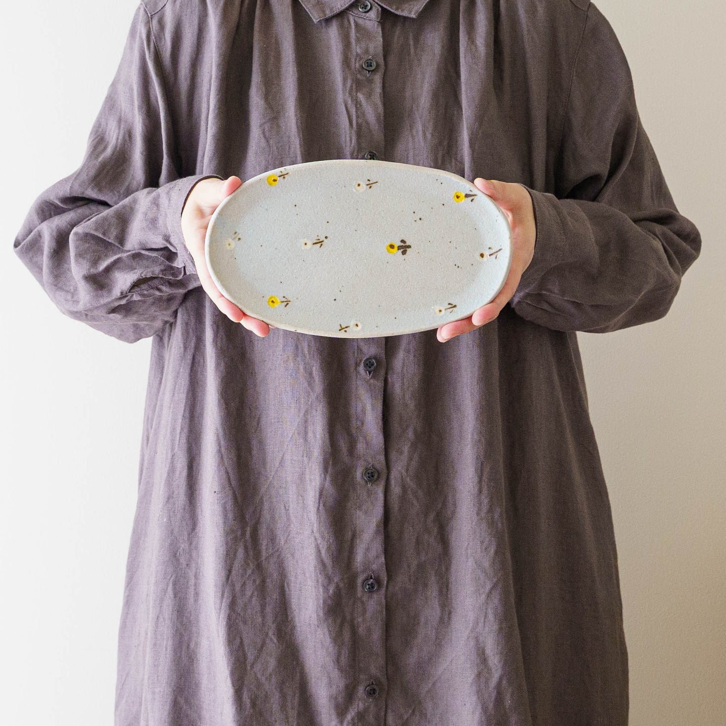 楕円板皿　お花　ライトブルー（イエロー x ホワイト）｜原田晴子