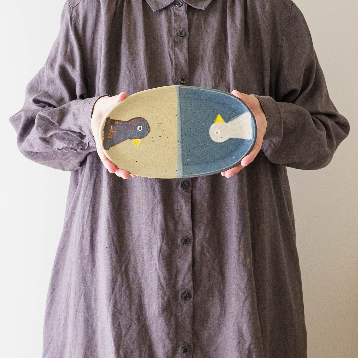 Oval plate bird light brown x navy | Harada Haruko