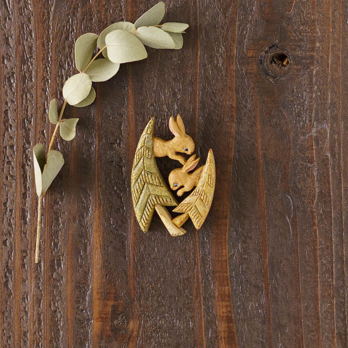 冬の森のうさぎブローチ｜arica