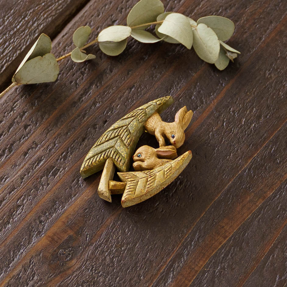 冬の森のうさぎブローチ｜arica