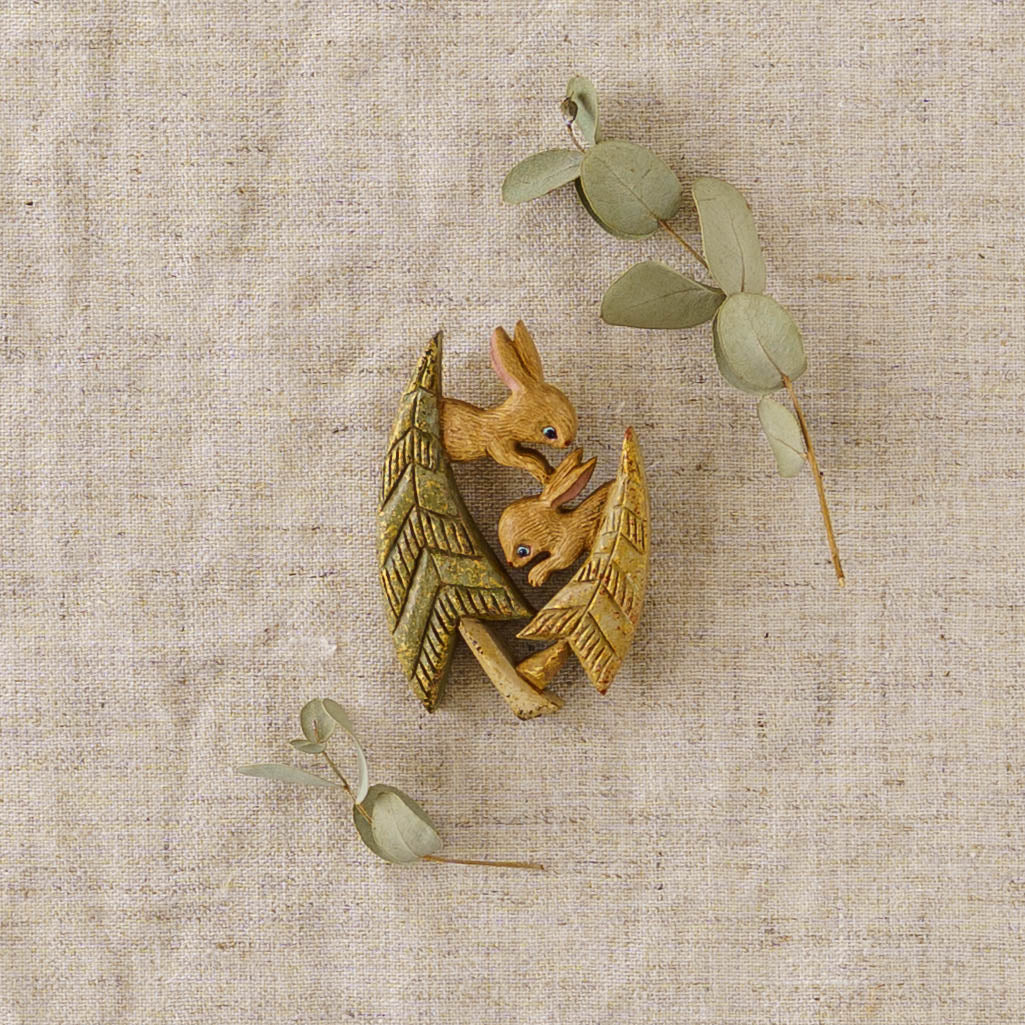 冬の森のうさぎブローチ｜arica