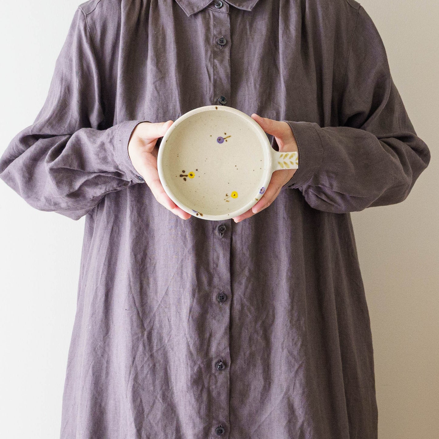 Dip Dish　中　お花　オフホワイト（イエロー x パープル）｜原田晴子