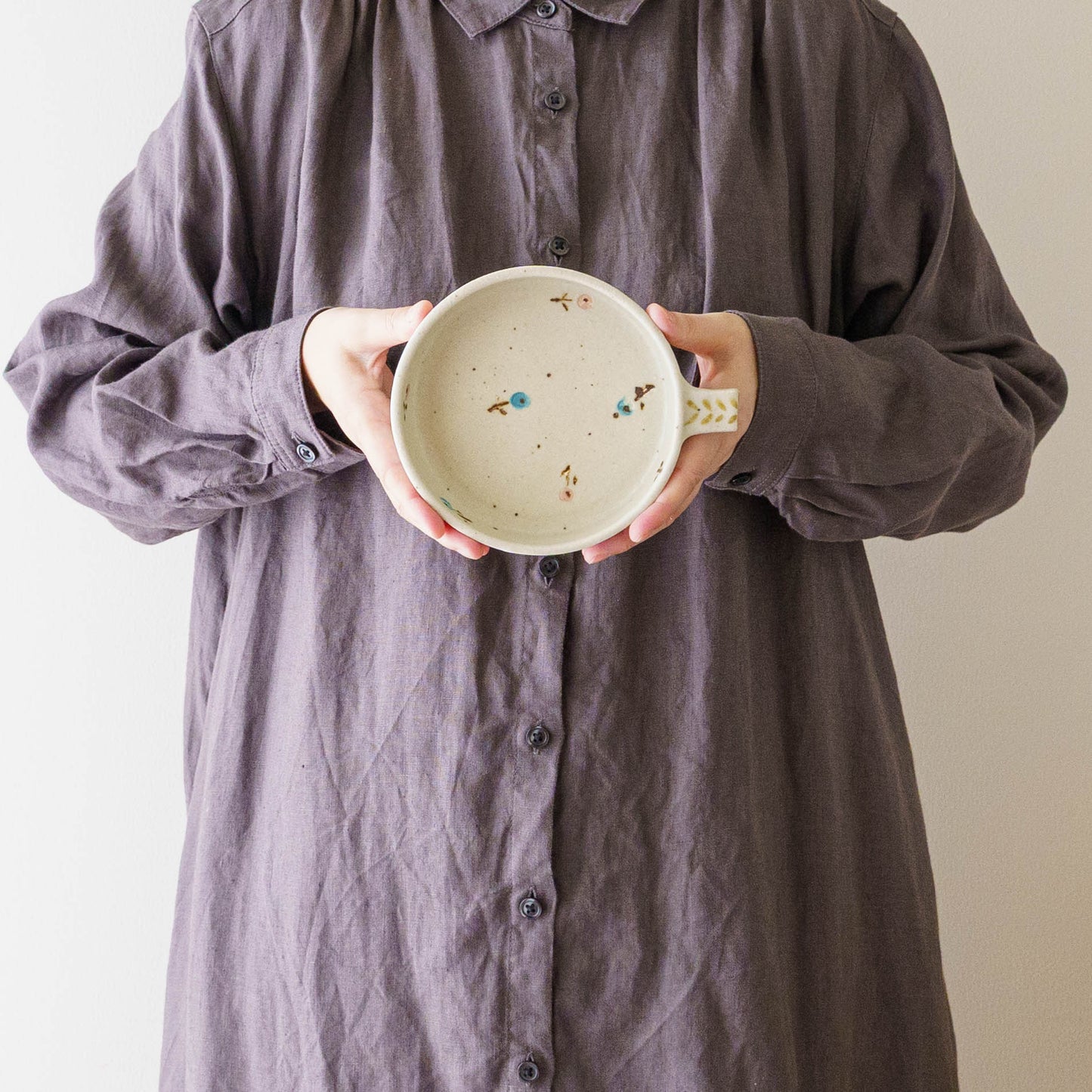 Dip Dish　中　お花　オフホワイト（ピンク x ライトブルー）｜原田晴子