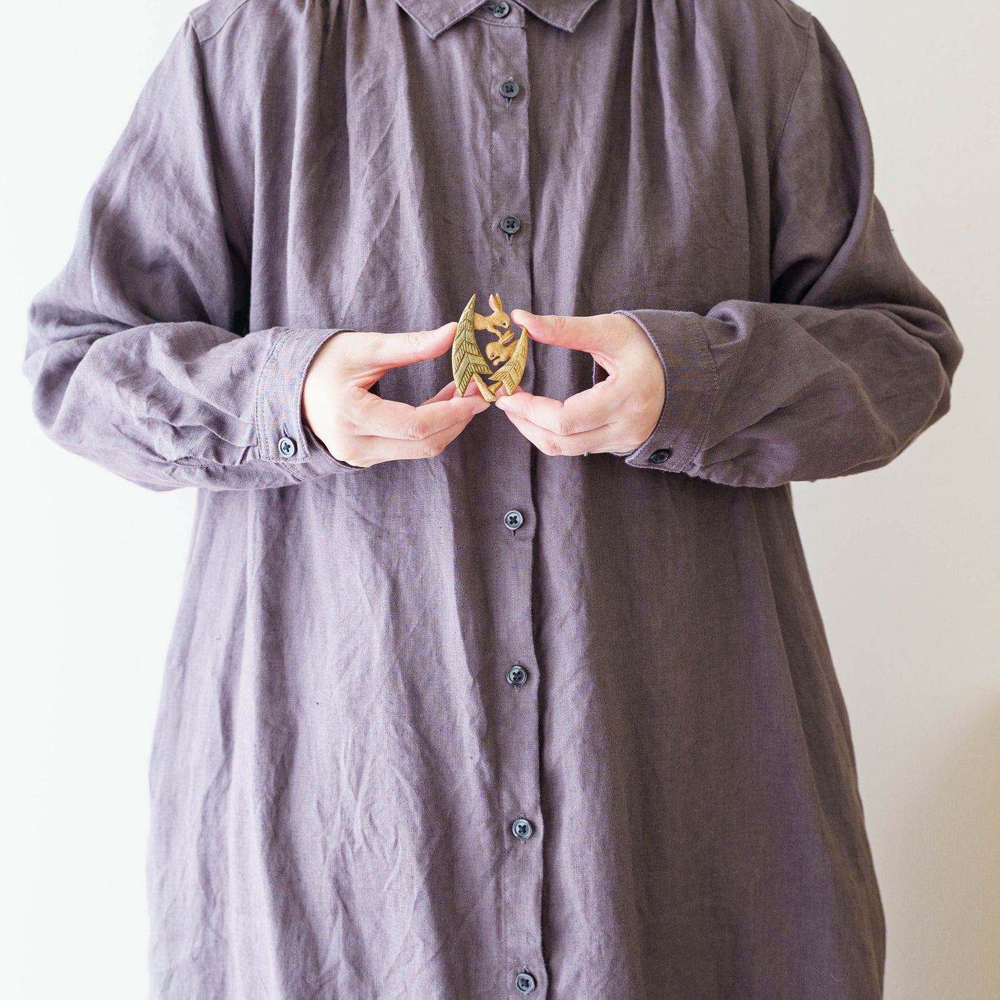 冬の森のうさぎブローチ｜arica