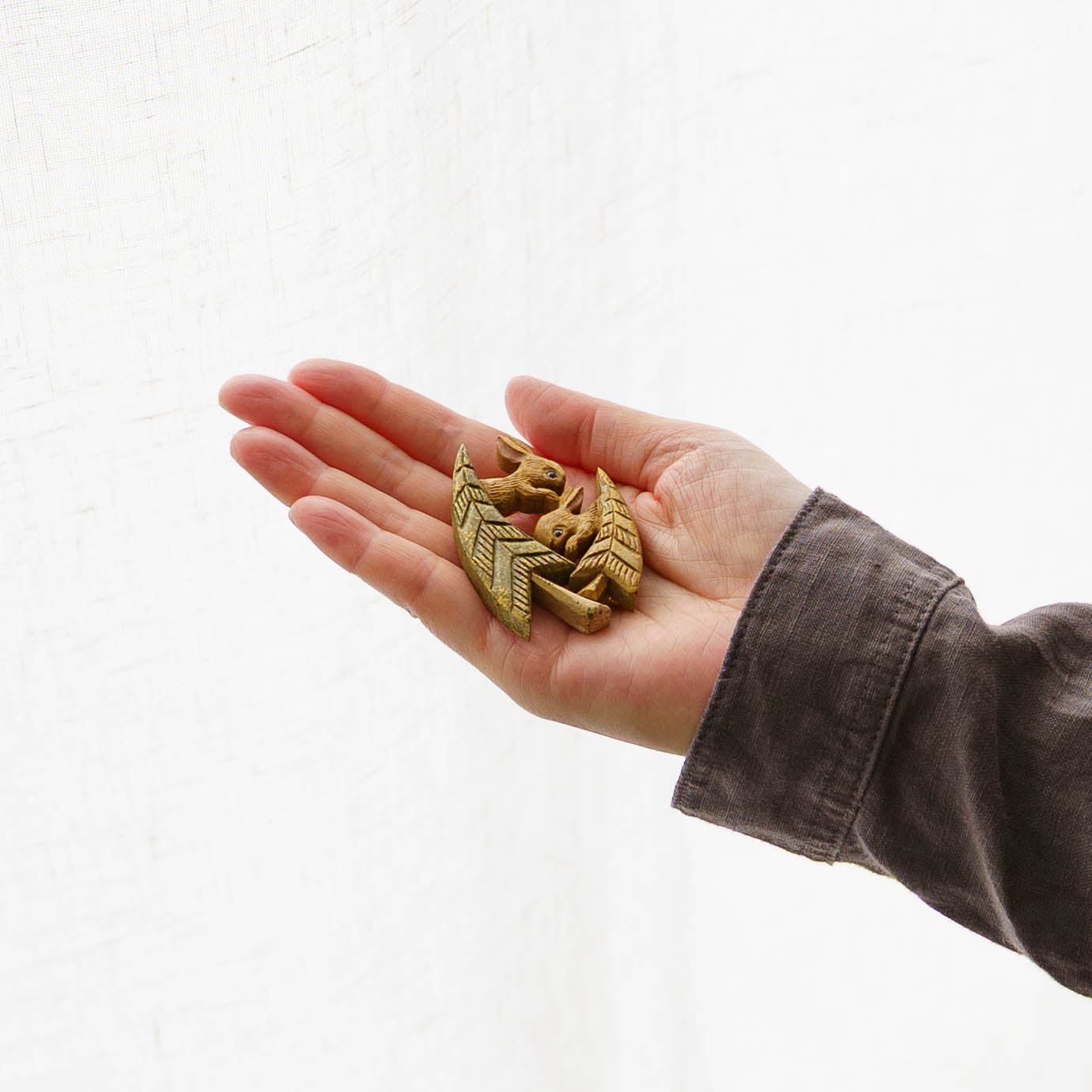 冬の森のうさぎブローチ｜arica