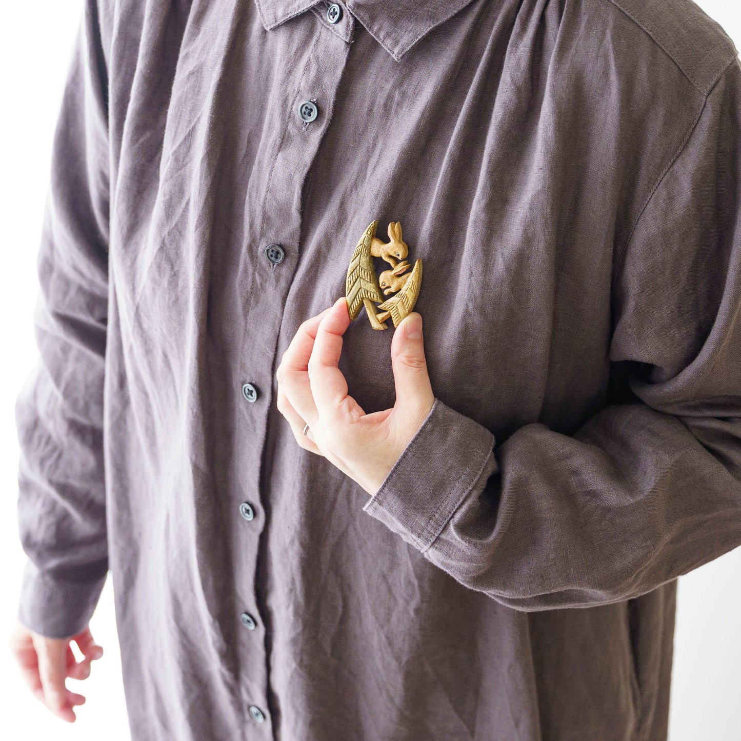 冬の森のうさぎブローチ｜arica