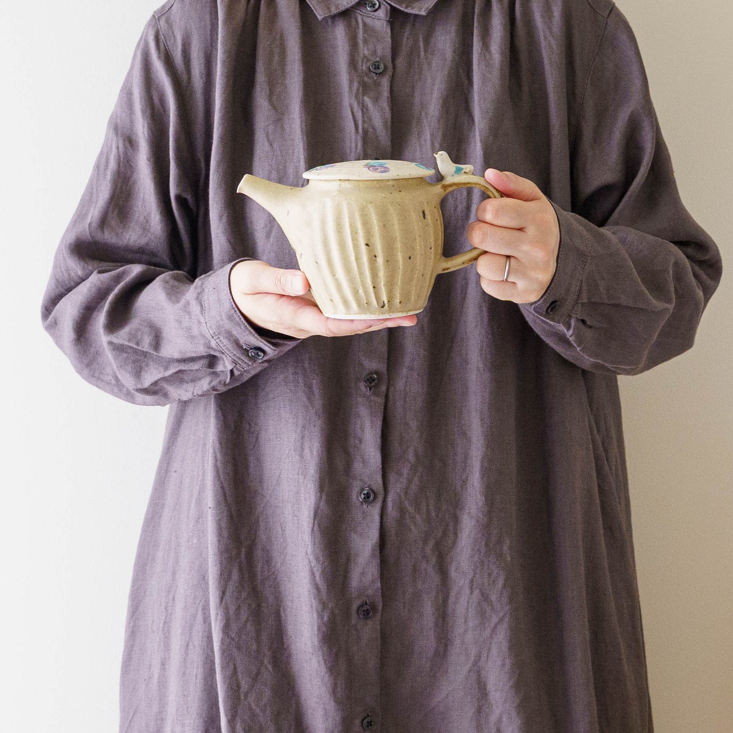 ポット　とり x ちょうちょ　ライトブラウン x オフホワイト｜原田晴子