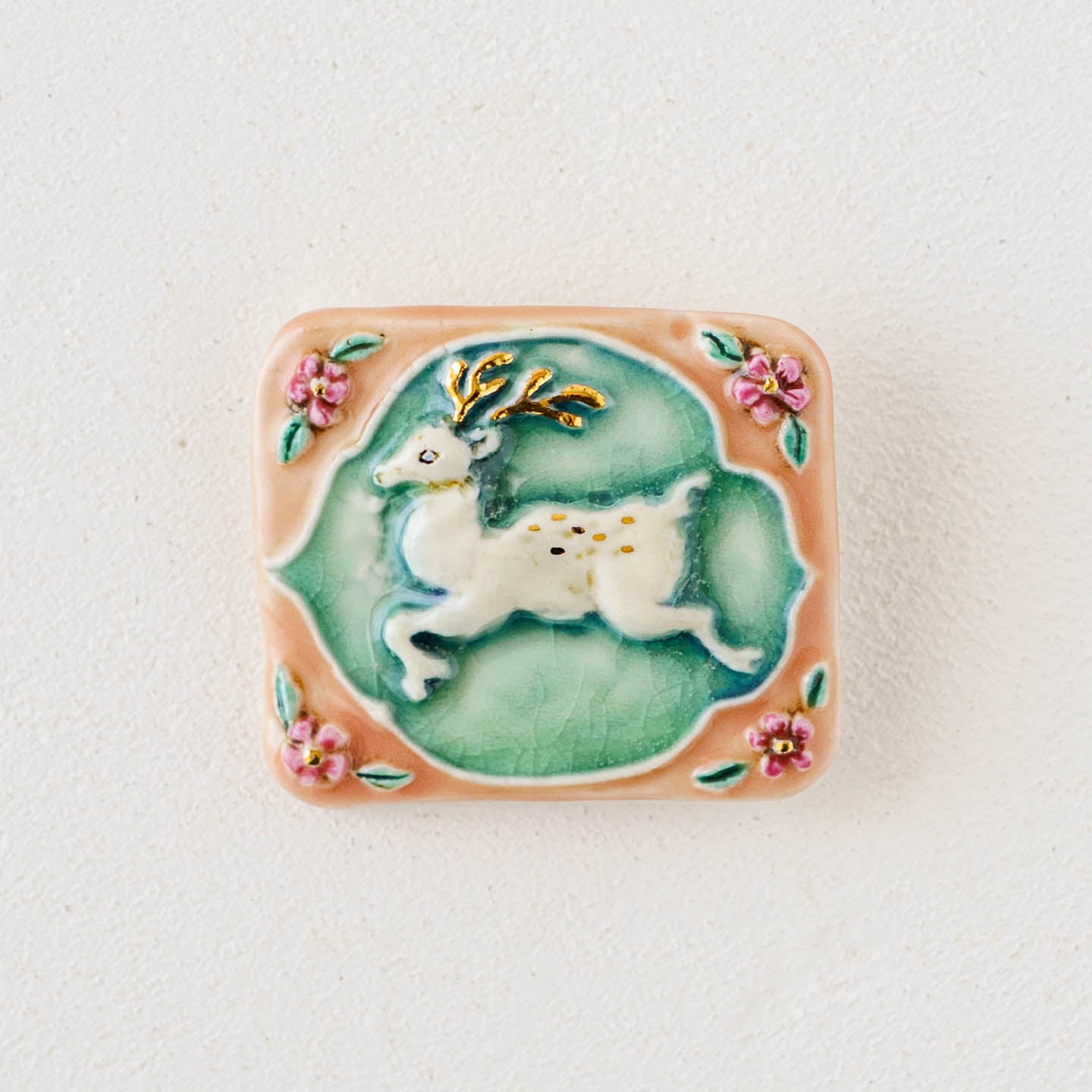 ブローチ作家 ののむらみなみ しかのレトロタイル桃｜作家もののうつわ