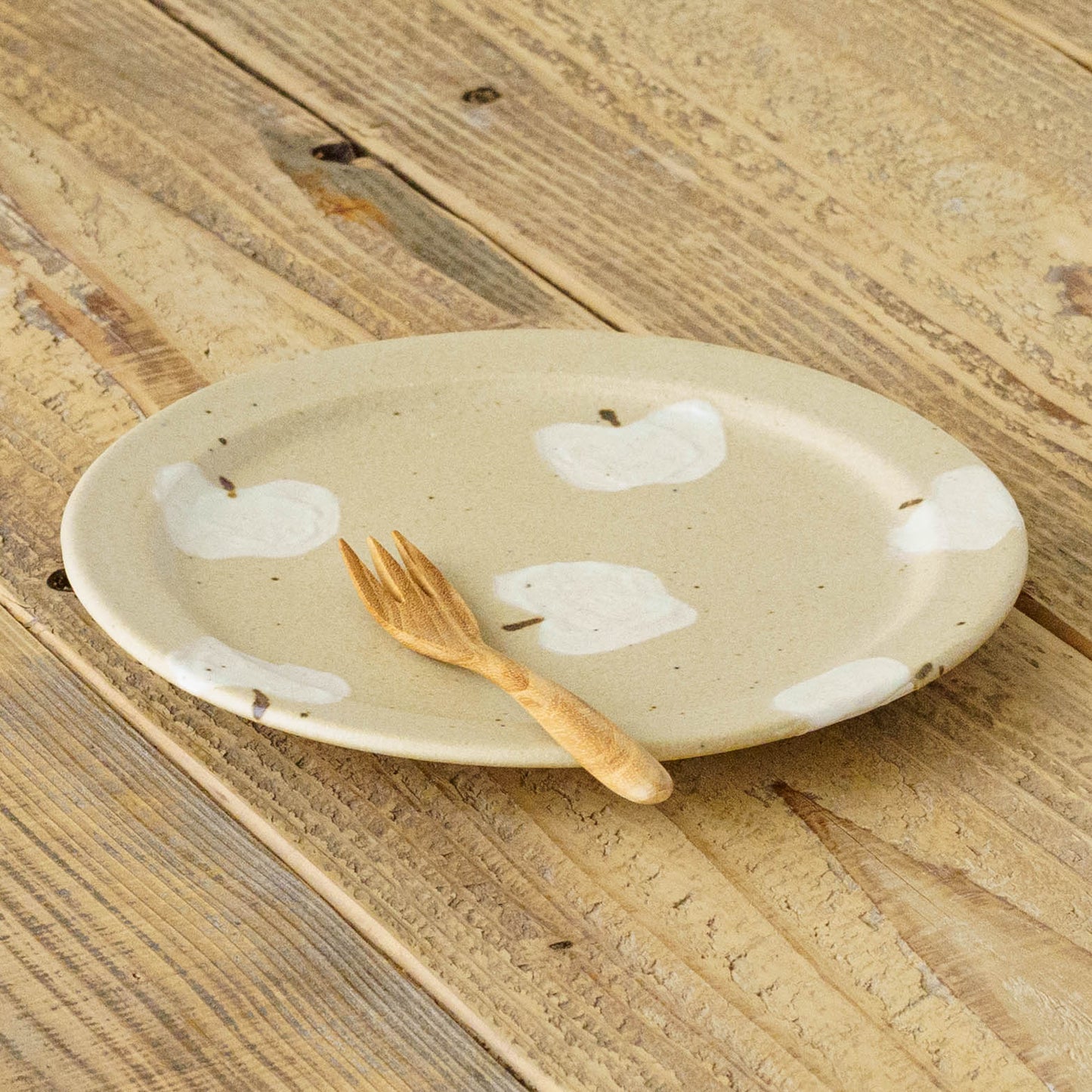 7寸リムプレート　りんご　ライトブラウン｜原田晴子