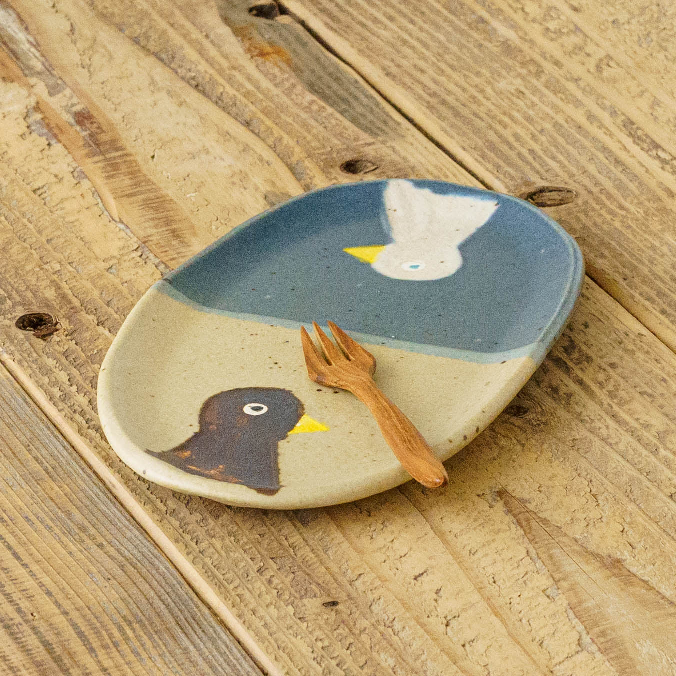 Oval plate bird light brown x navy | Harada Haruko
