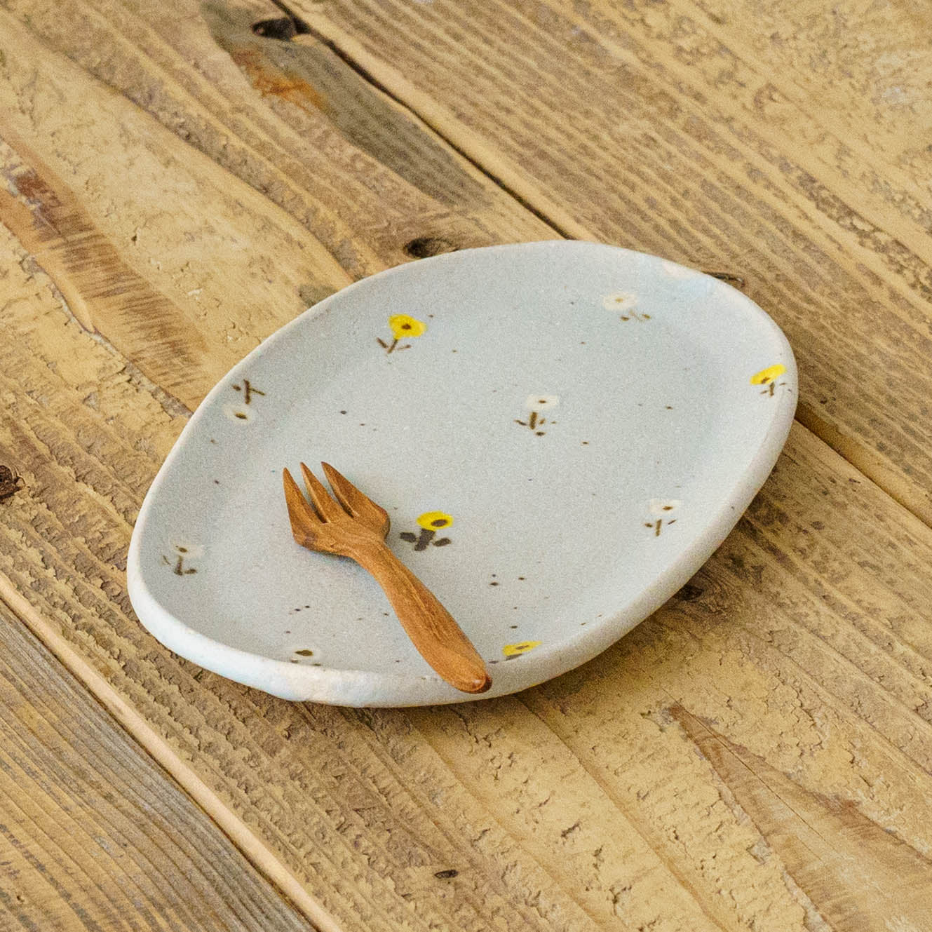 楕円板皿　お花　ライトブルー（イエロー x ホワイト）｜原田晴子