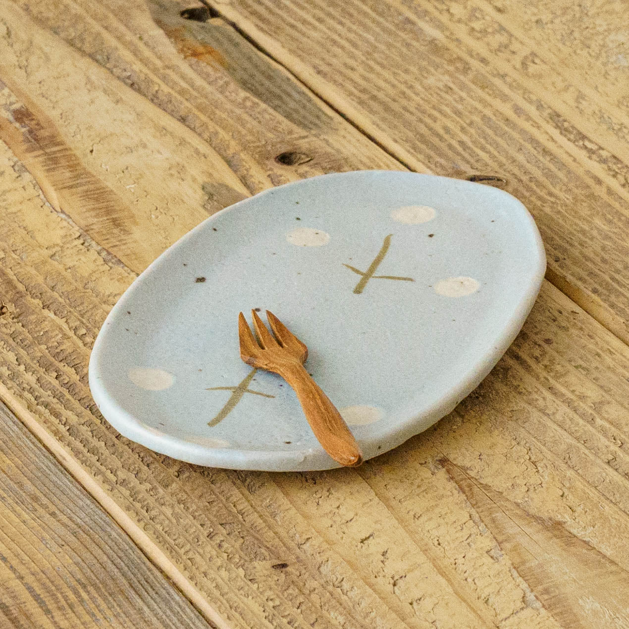 Oval plate with flowers light blue | Harada Haruko