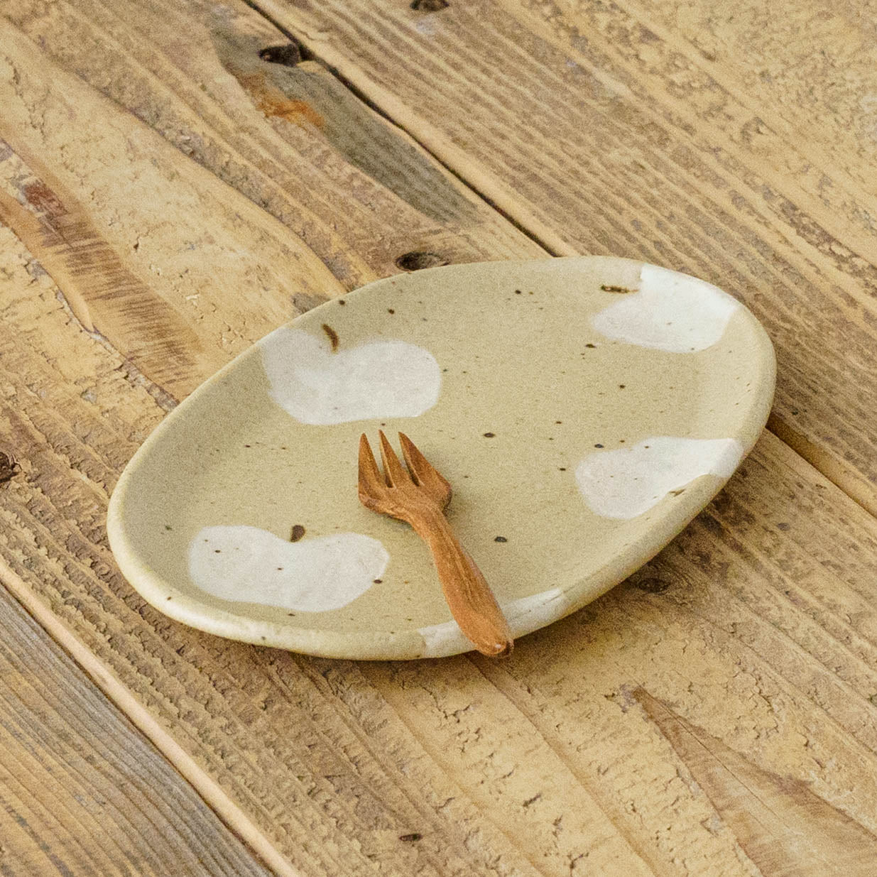 楕円板皿　りんご　ライトブラウン｜原田晴子