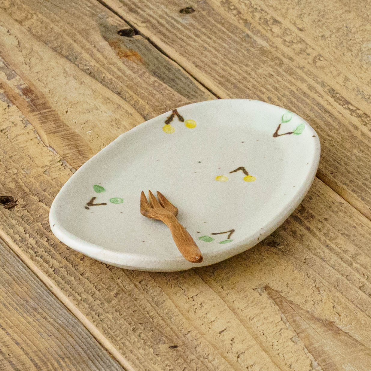 楕円板皿　さくらんぼ　オフホワイト｜原田晴子