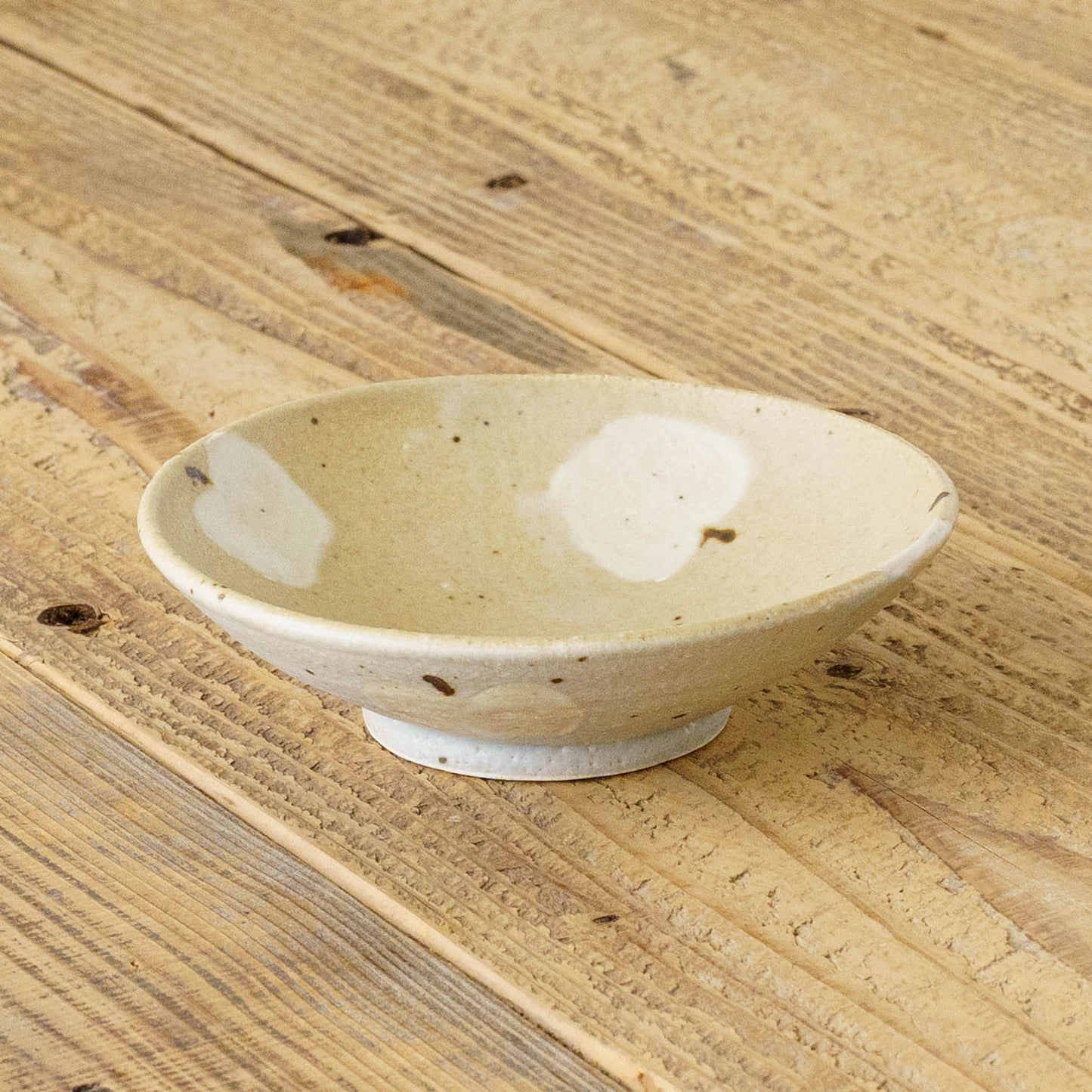 薄平鉢　りんご　ライトブラウン x ライトブルー｜原田晴子