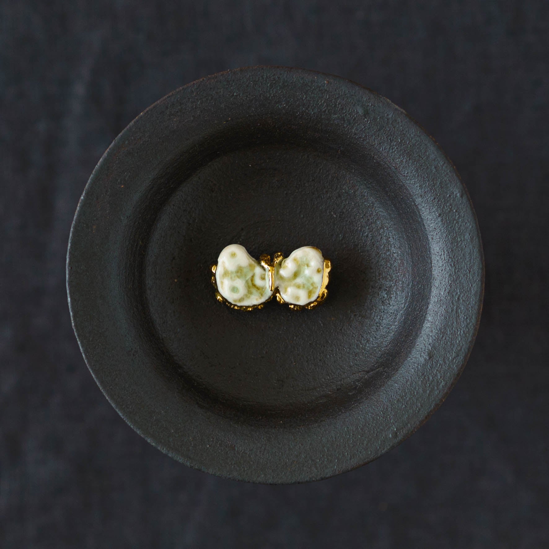 ブローチ作家 ののむらみなみ ちょうちょ 花柄 白｜作家もののうつわ